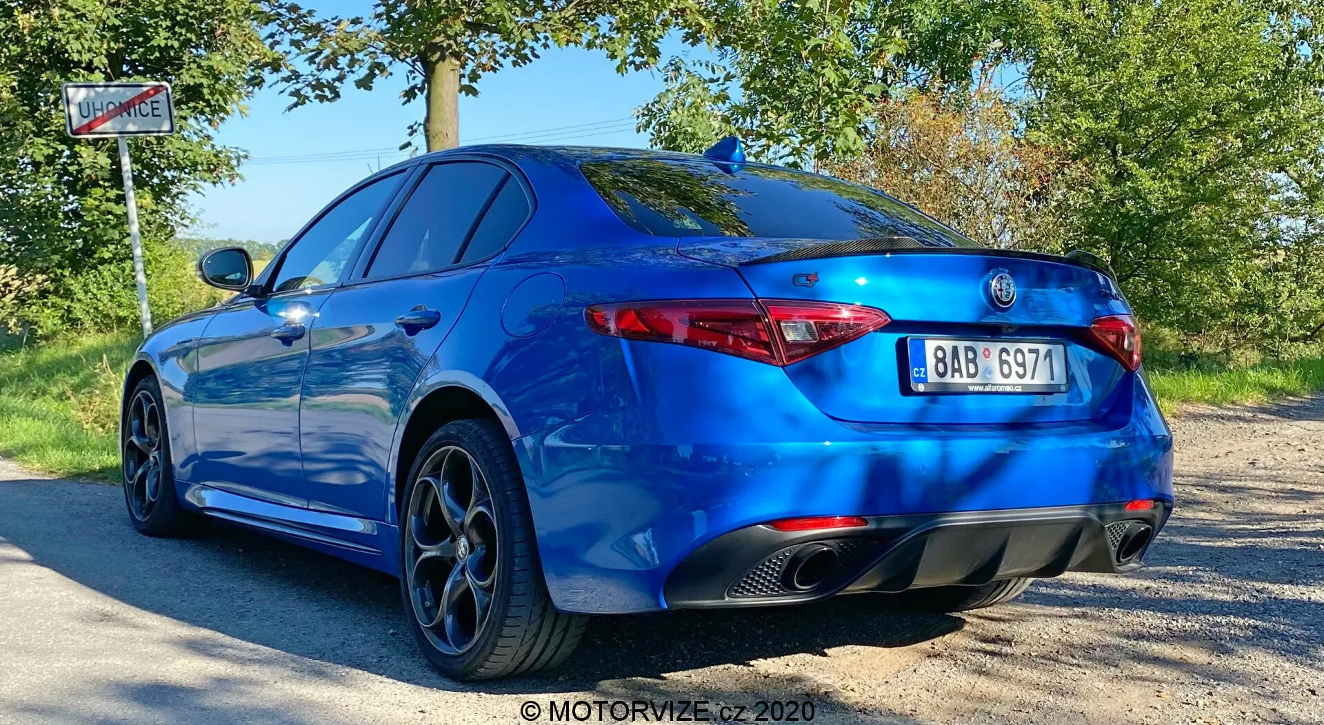 Elegantná Alfa Romeo Giulia 2016 predvádza svoj elegantný dizajn a športové vlastnosti