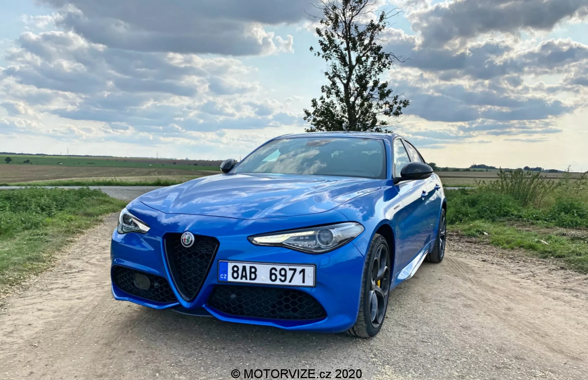 Alfa Romeo Giulia 2016, elegantný a športový prémiový sedan s výraznou maskou, štýlovými krivkami a vysokým výkonom