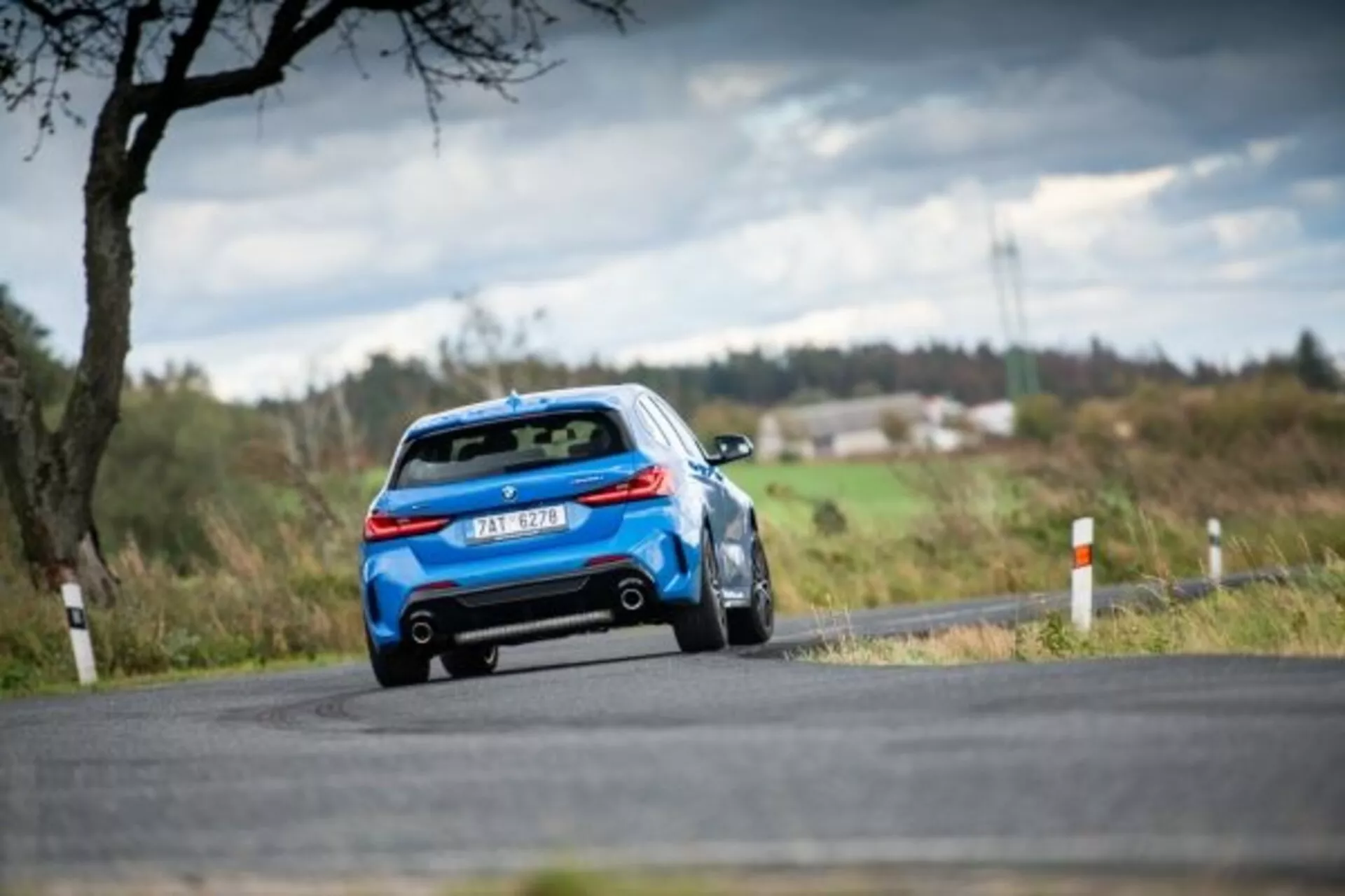 Model BMW radu 1 M Performance rok 2019 v elegantnej metalickej sivej farbe, s optimalizovanou aerodynamikou, športovými zliatinovými kolesami a charakteristickými LED svetlometmi