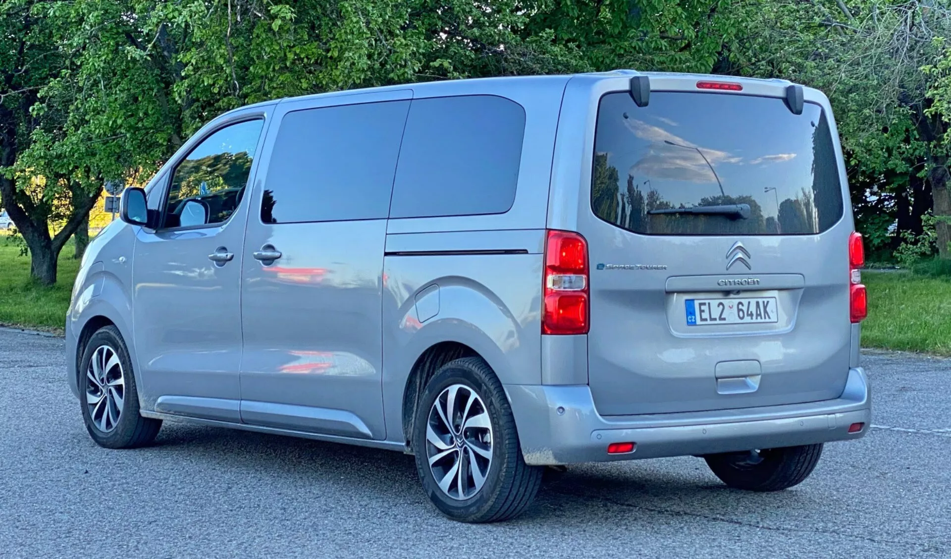 Predný bočný pohľad na Citroen Spacetourer 2016, moderné, priestranné a všestranné MPV so štýlovým dizajnom a pokročilými funkciami, prezentované v rafinovanej metalickej farbe.