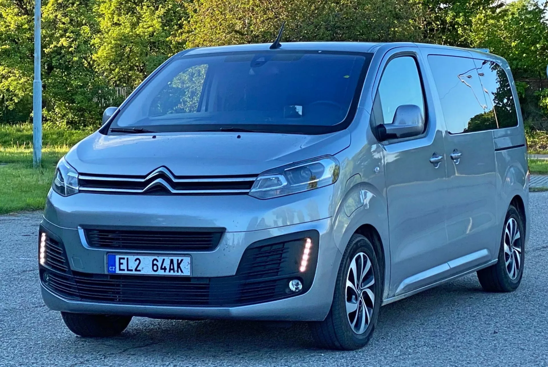 Citroën SpaceTourer 2016, stredne veľké viacúčelové vozidlo, známe svojou všestrannosťou sedadiel, pokročilými bezpečnostnými funkciami a plynulou jazdou, zaparkované na malebnej ceste.