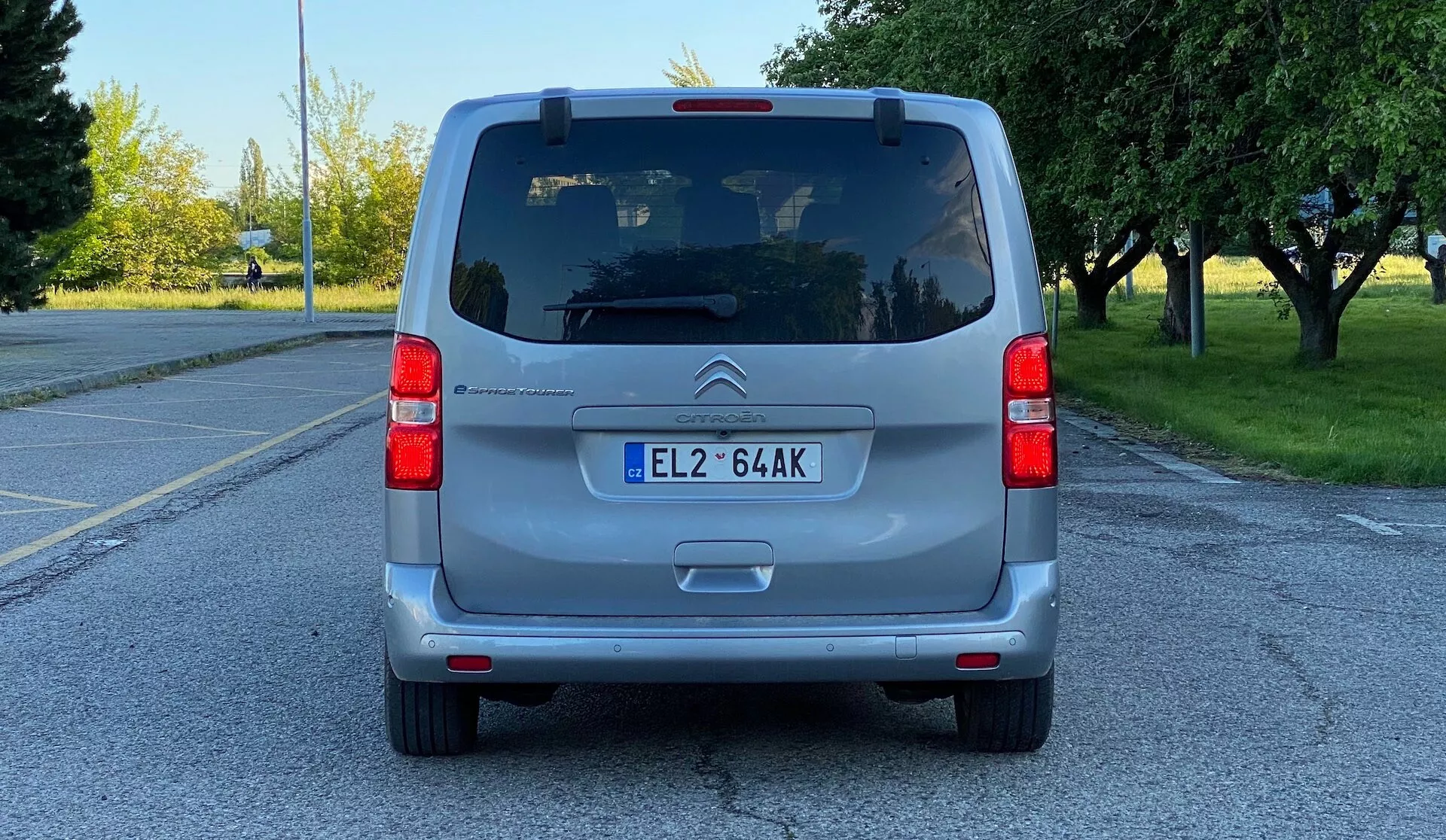 Citroen SpaceTourer 2016 v živej mestskej scenérii, predstavujúci moderný elegantný dizajn, priestranný interiér a všestranné usporiadanie sedadiel