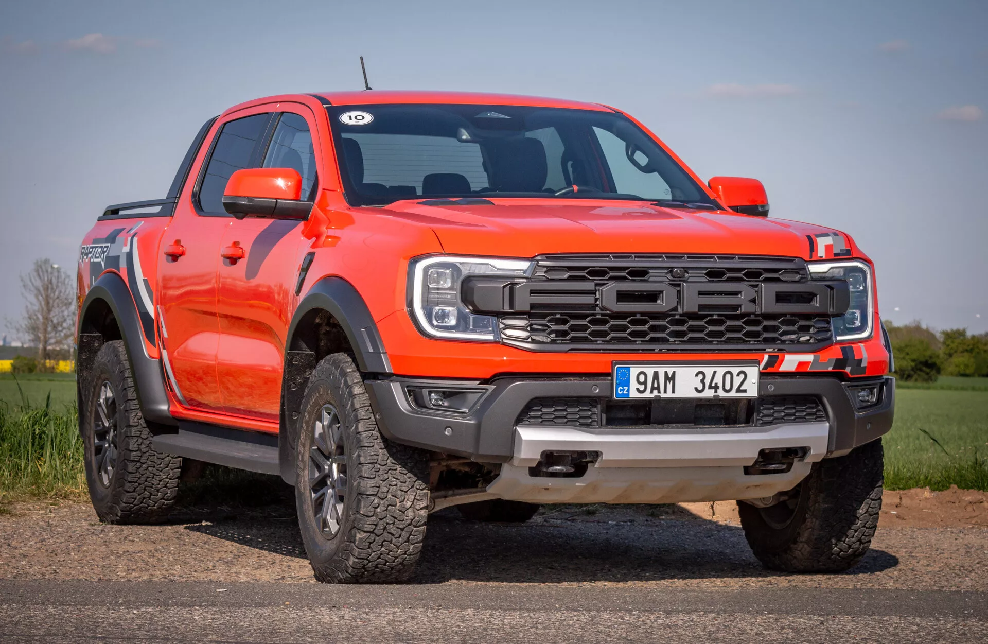Moderný pickup Ford Ranger 2022 ukazujúci prednú mriežku a bočný profil s off-road schopnosťami a technologickými funkciami