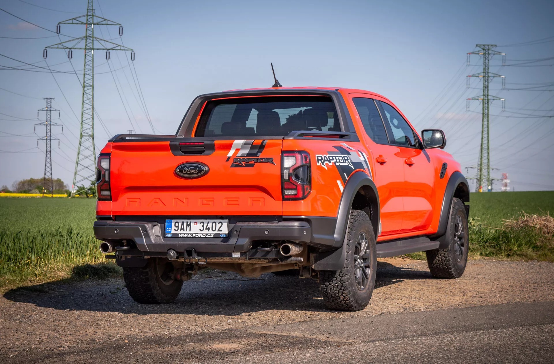 Pickup strednej veľkosti Ford Ranger 2022 na diaľnici s prezentáciou elegantného dizajnu a pokročilých funkcií