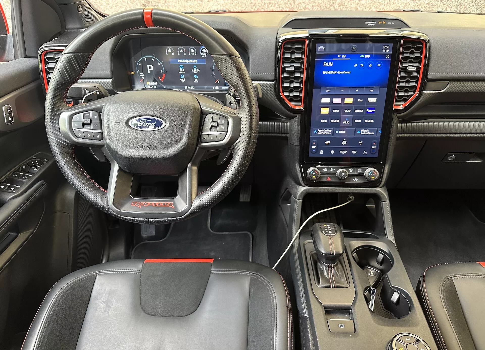 Interiér Ford Ranger 2022 z pohľadu vodiča, obsahujúci volant so troma ramenami s ovládačmi, digitálny prístrojový panel a zvisle orientovaný dotykový informačno-zábavný systém na palubnej doske