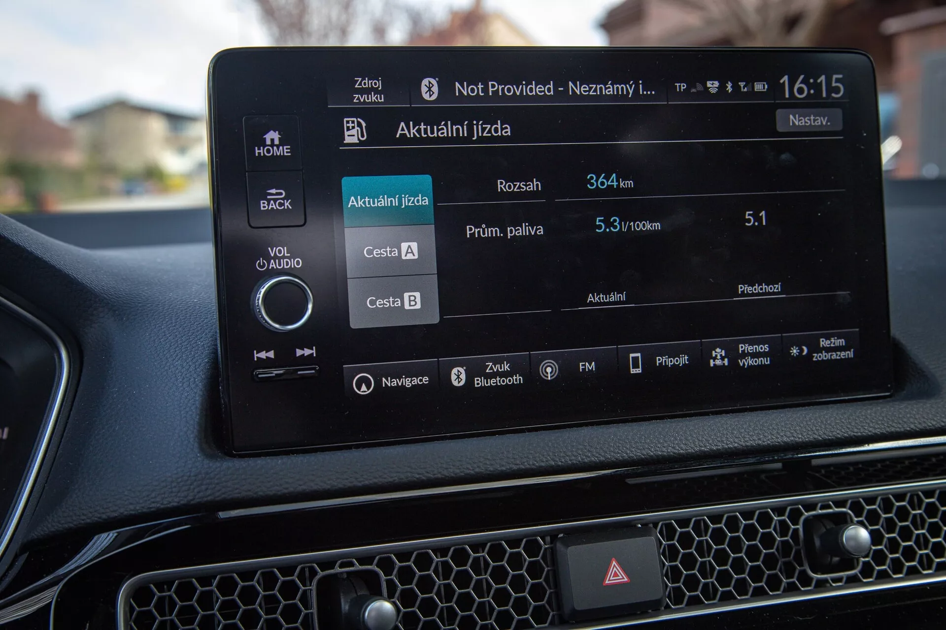 Infotainment systém vozu Honda Civic 2022 zobrazujúci navigáciu a údaje o aktuálnej jazde, pohľad od vodiča alebo predného spolujazdca