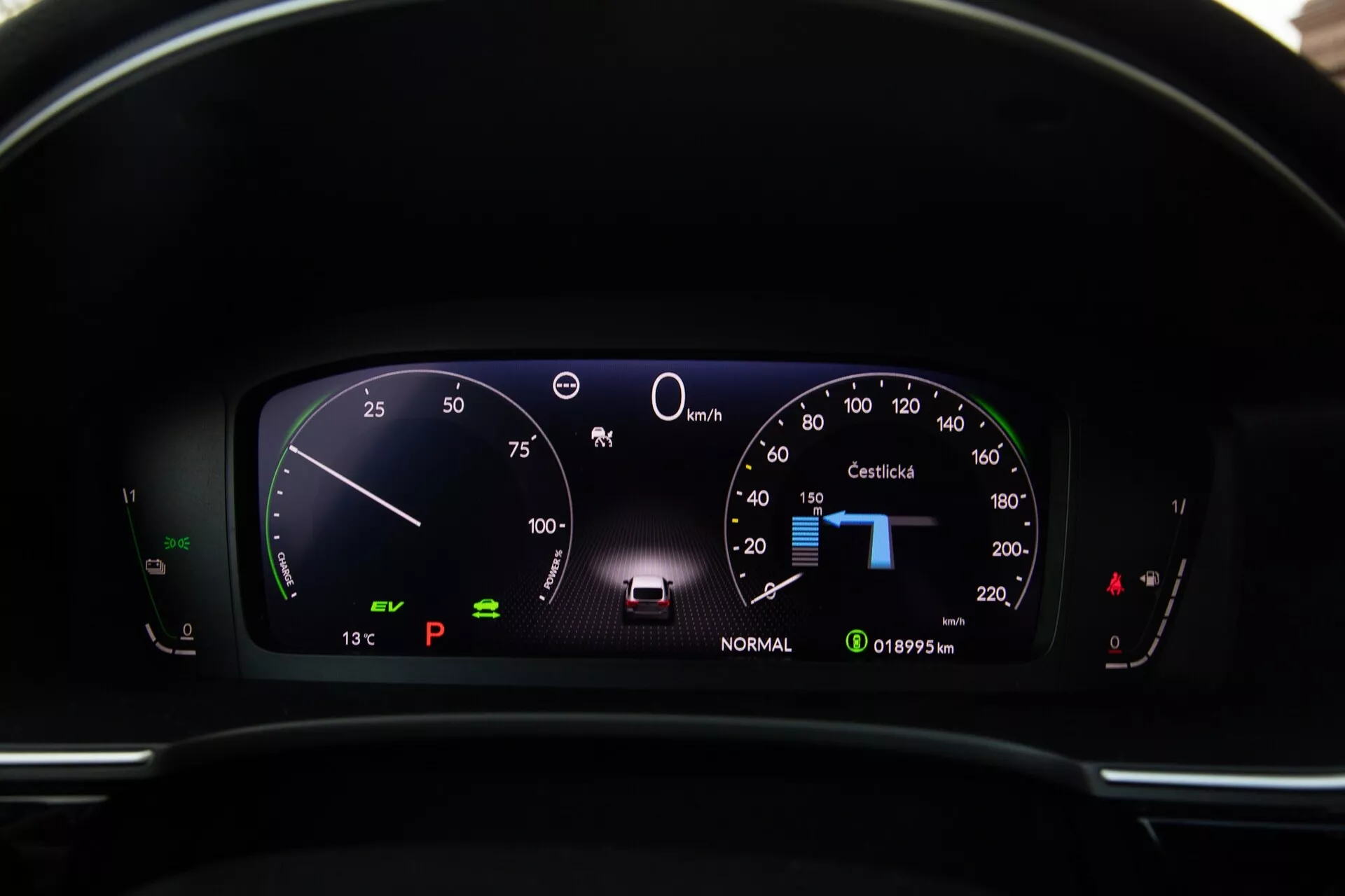 Detailný pohľad na digitálny prístrojový panel Honda Civic 2022 s rýchlosťomerom na 0 km/h, indikátorom 'PRIESTOR', výberom prevodu 'P', vonkajšou teplotou '13°C', tachometrom na '101995 km', a stavom batérie z pohľadu vodiča