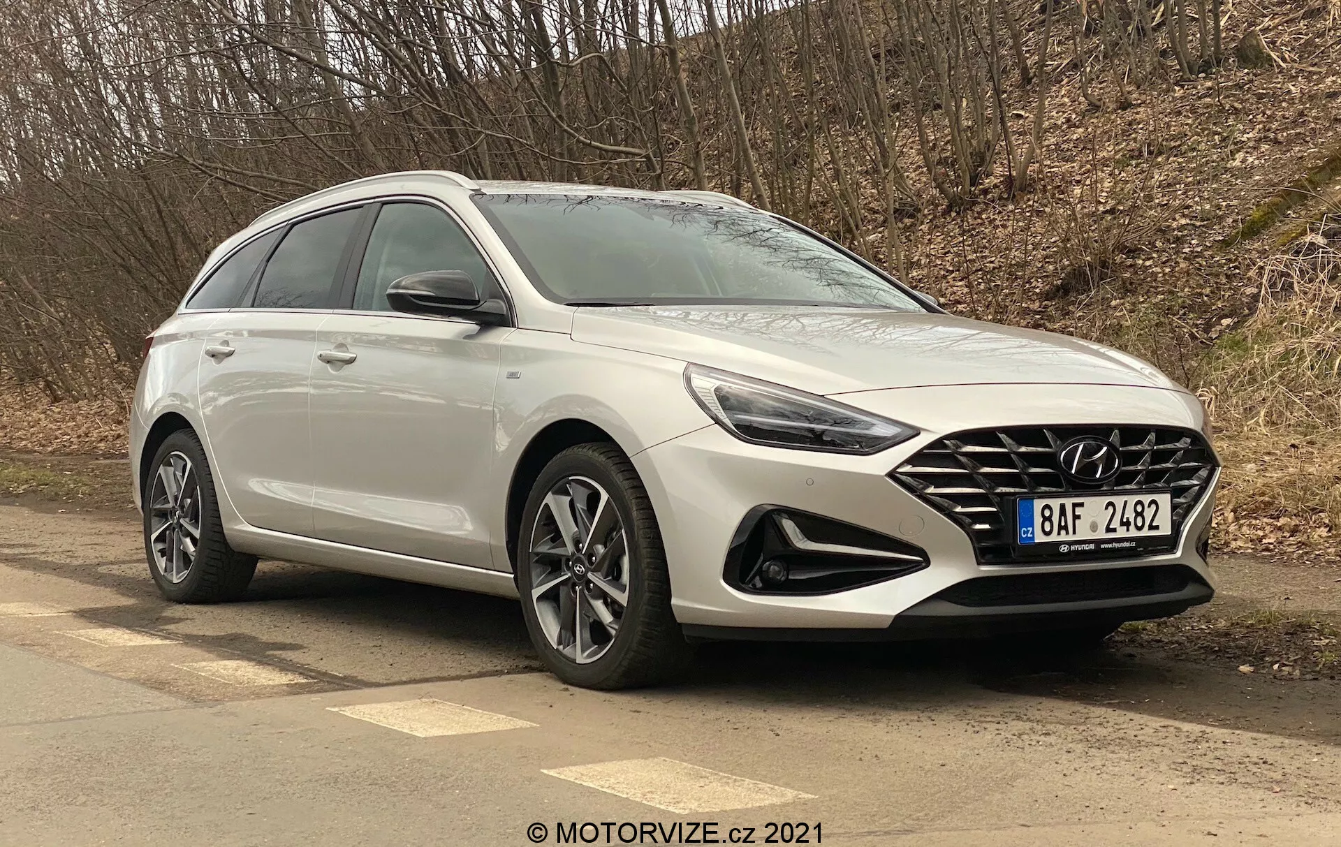 Hyundai i30 Kombi 2020 v elegantnom dizajne, predstavený jeho štýlový exteriér a pokročilé funkcie, zaparkovaný v mestskom prostredí