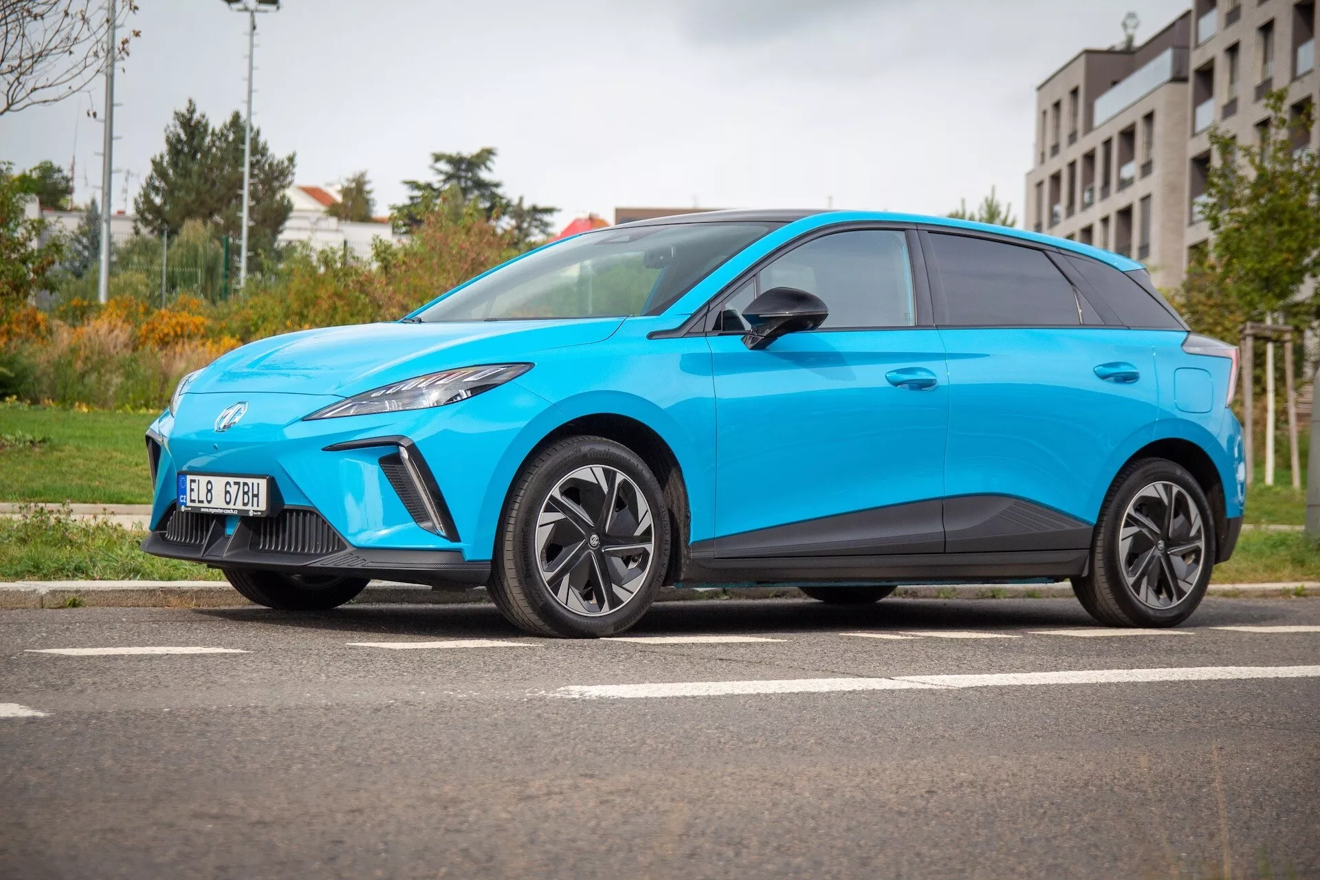 Elektrický hatchback MG MG4 2022 v jasnej modrej farbe, prezentujúci športový postoj, aerodynamický profil a LED predné ľavé svetlomet z nízkeho bočného uhla