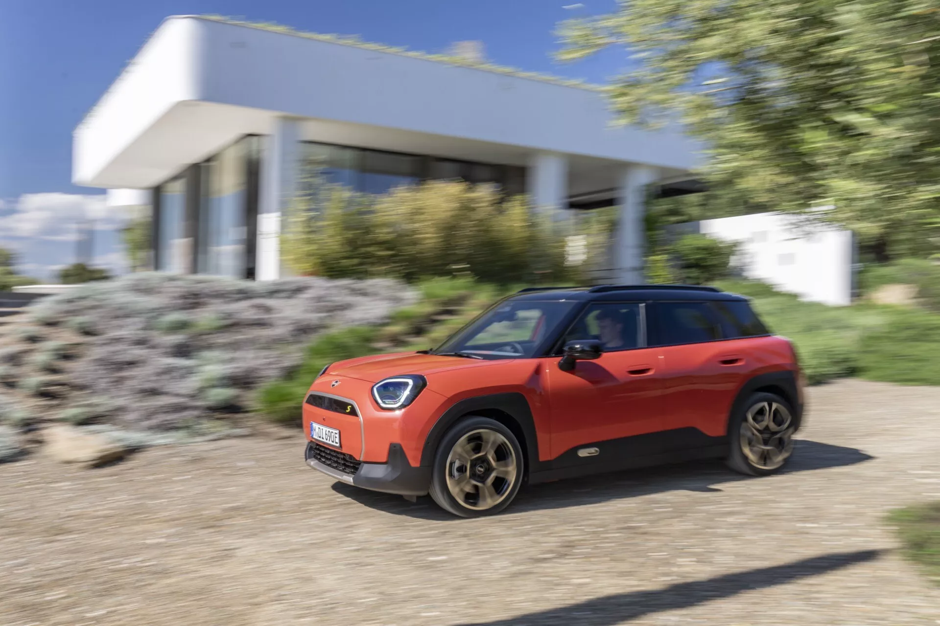 Mini Aceman 2024 (J05) prezentuje svoj elegantný, kompaktný dizajn s dynamickými líniami a inovatívnou technológiou