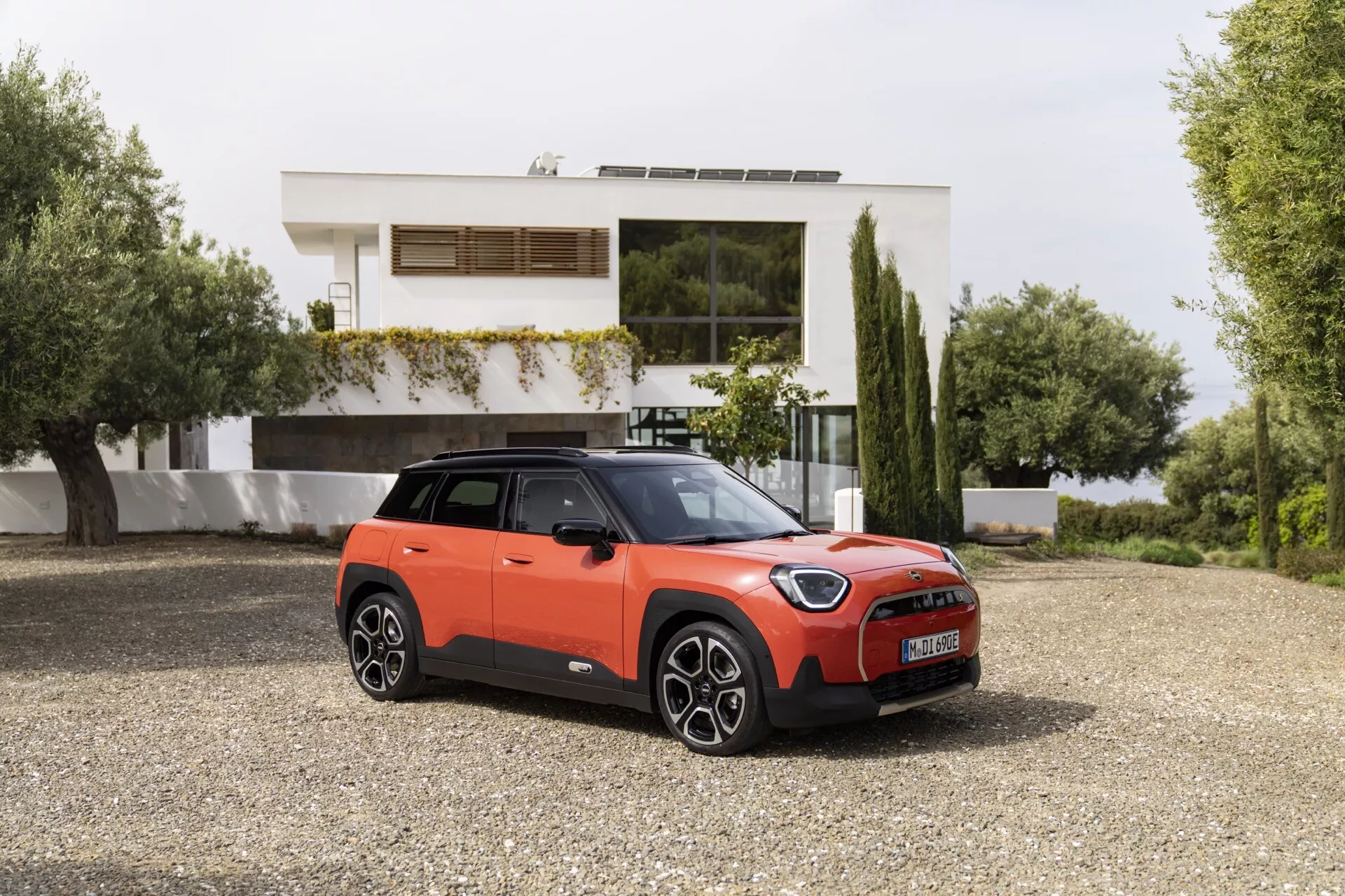 Mini Aceman z roku 2024 (J05) predstavujúci svoj elegantný dizajn a pokročilé funkcie