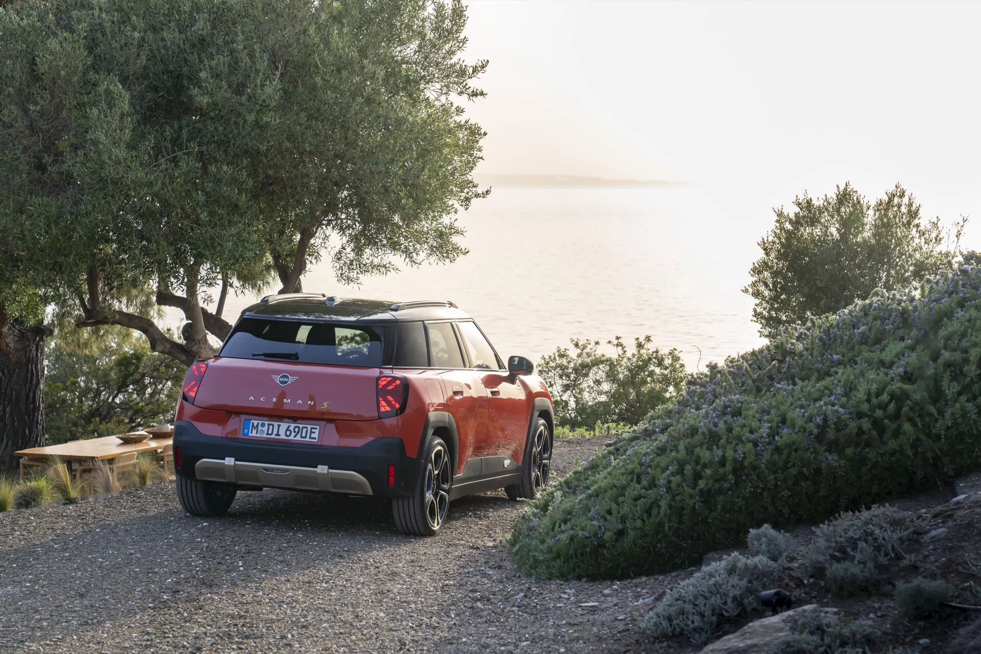 Mini Aceman 2024 (J05) predstavuje elegantný dizajn s jasnými farbami, inovatívne technologické funkcie a ekologický elektrický pohon