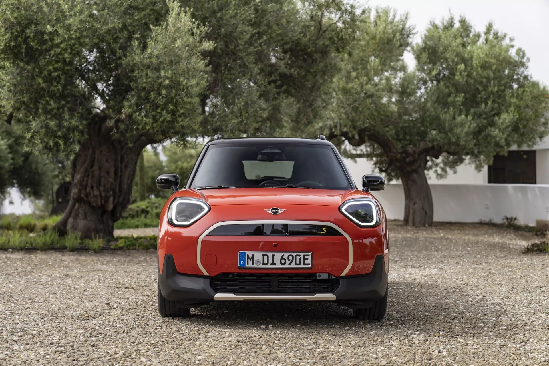 MINI Aceman 2024 (J05) vo výraznej farbe ukazujúci jeho elegantný dizajn a moderné funkcie