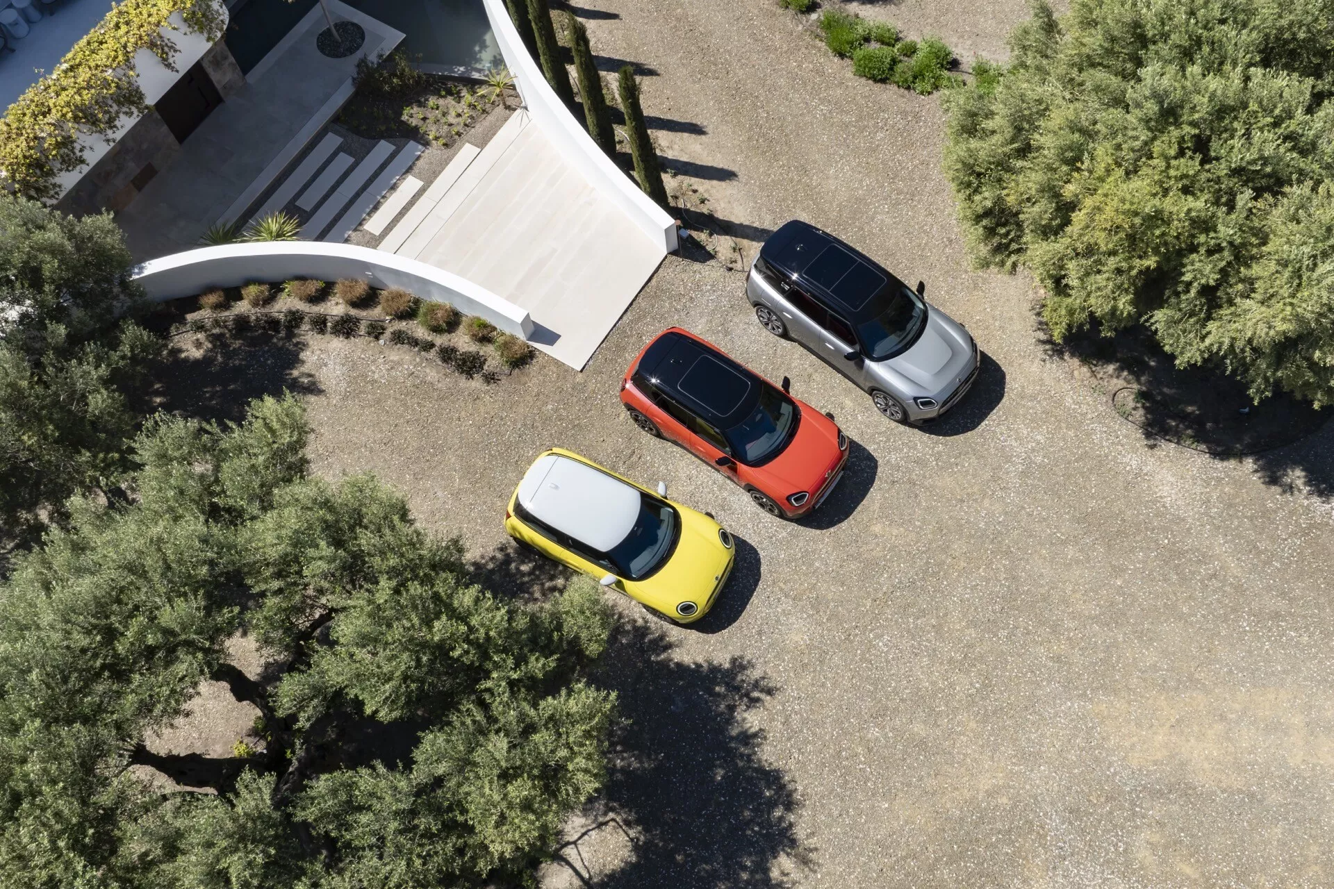 Mini Aceman 2024 (J05) predvádza svoj nápaditý dizajn, ktorý zahŕňa dynamické línie, kompaktnú postavu a pokročilú integráciu technológií