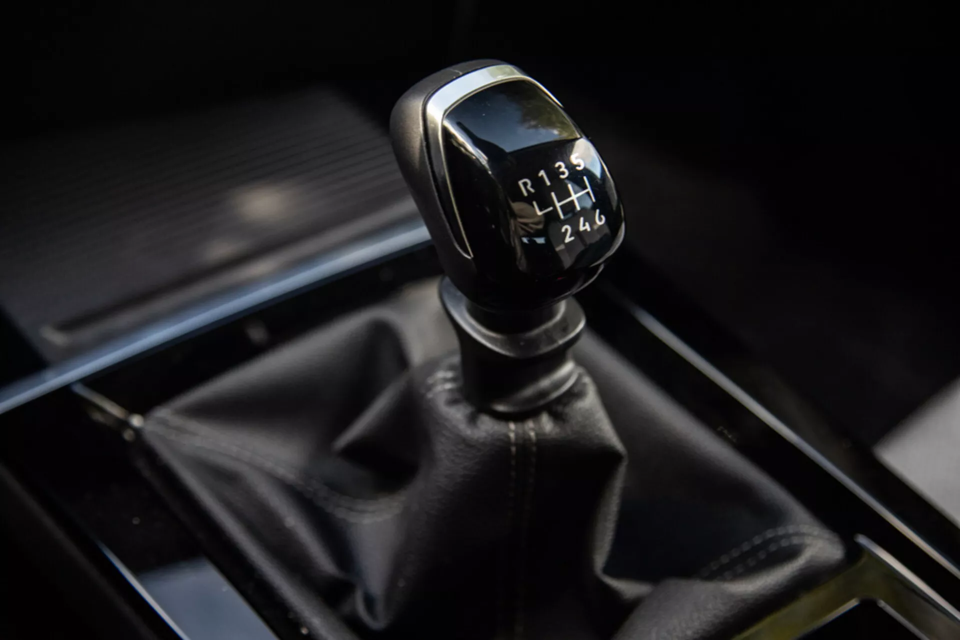 Detailný pohľad na ručnú radicu páku Opel Astra 2022 s 6 rýchlosťami a spätným chodom, zobrazujúci detaily radicího gombíka a okolitú oblasť