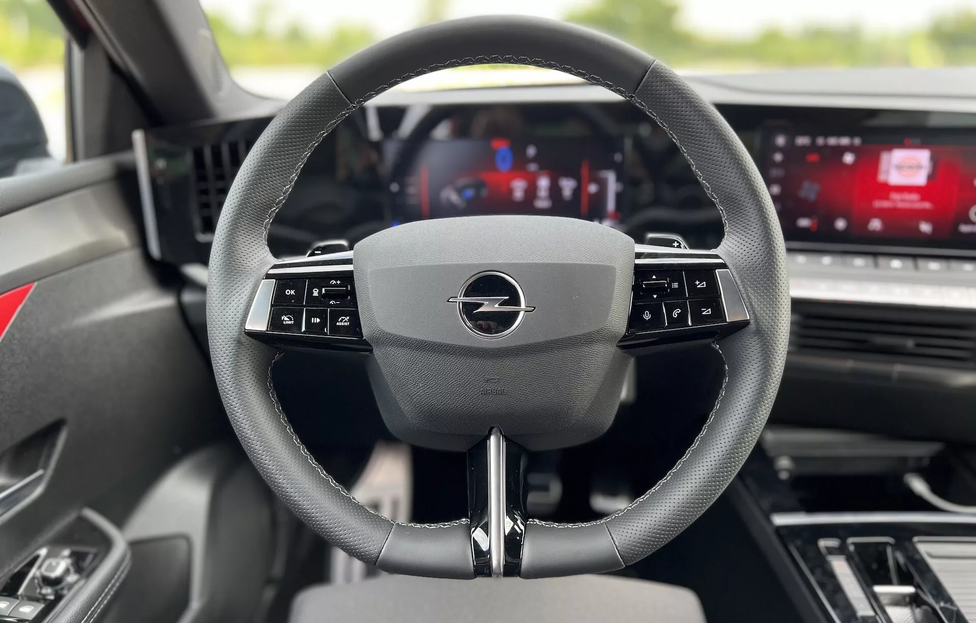 Interiér Opel Astra 2022 z pohľadu vodiča zameraný na moderný multifunkčný volant a digitálny prístrojový panel