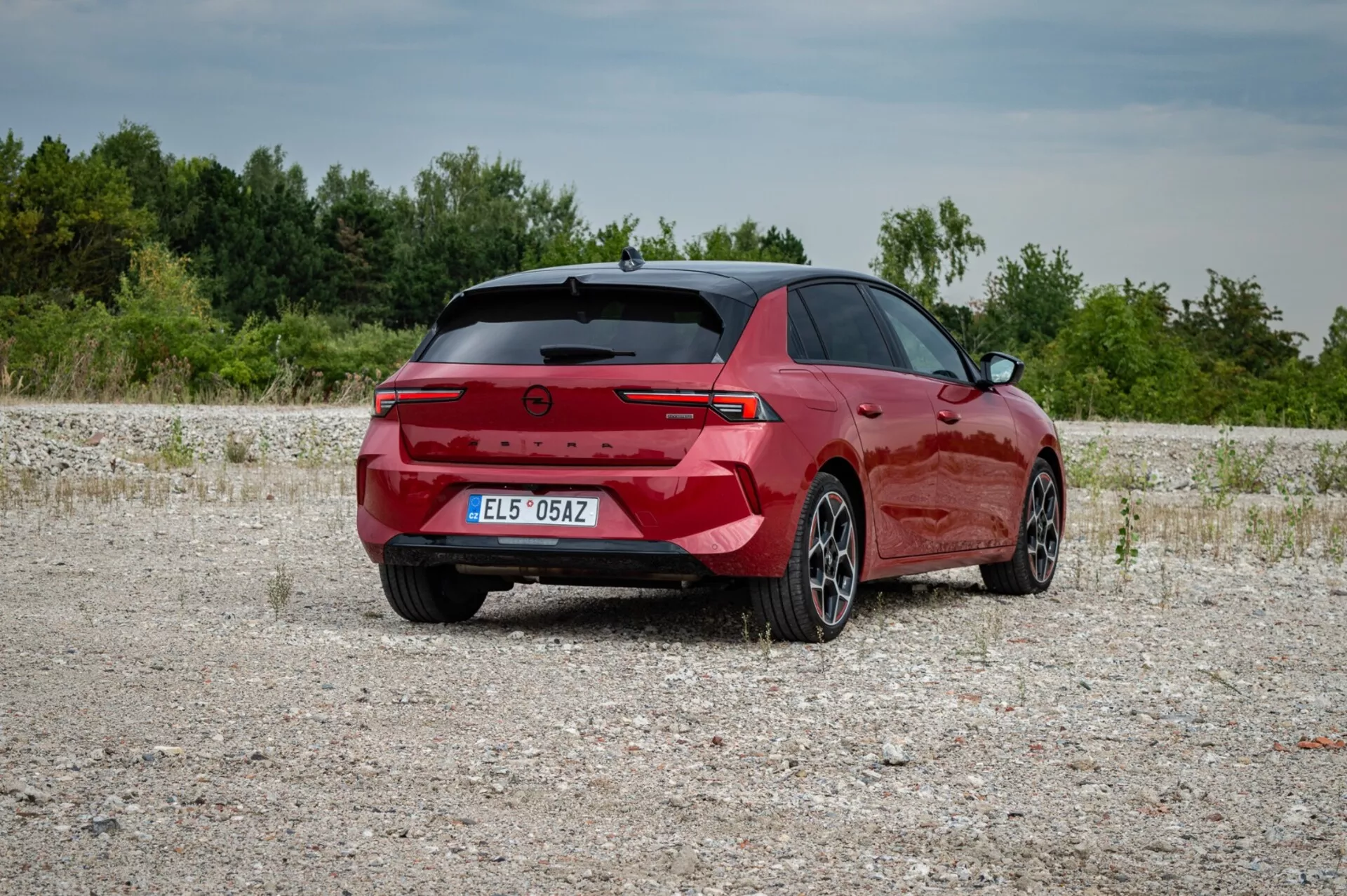Exteriér Opelu Astra 2022 zdôrazňujúci jeho elegantný dizajn a moderné prvky