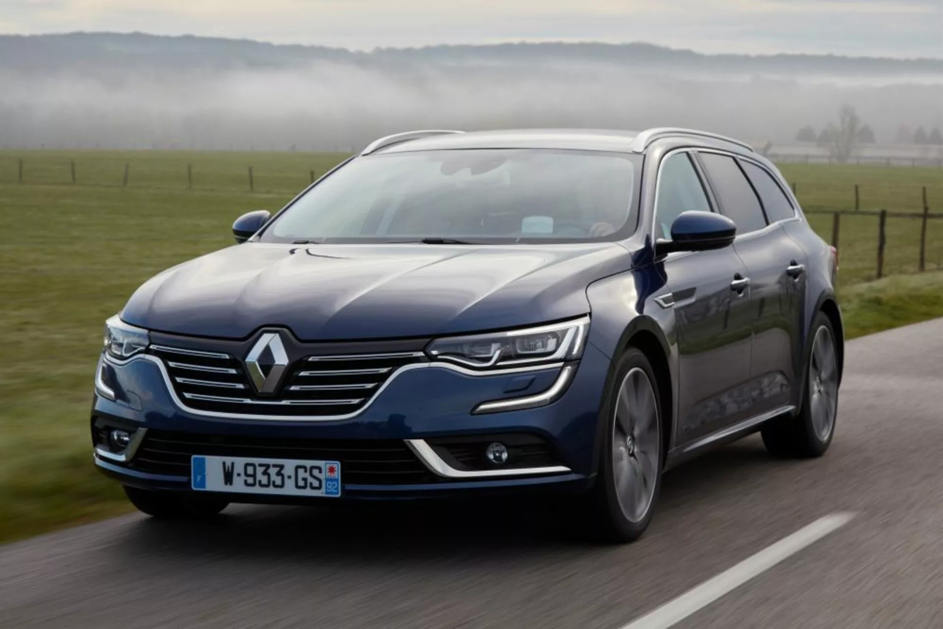 Renault Talisman Grandtour z roku 2016 v pohybe, zobrazené z uhla prednej štvrte ukazujúce LED svetlá a metalízu