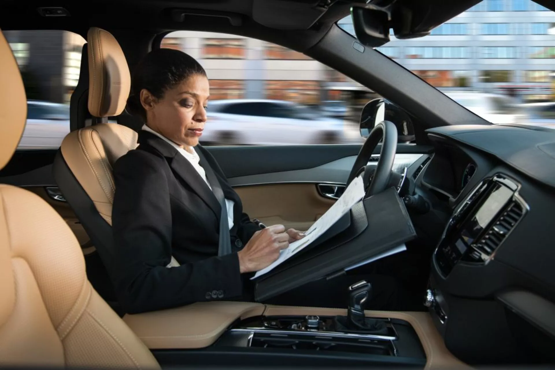 Interiérový pohľad na Seat Leon SC z roku 2016 s dôrazom na palubnú dosku, automatickú prevodovku a systém infotainment s rozostrením pohybu naznačujúcim pohyb, ktorý prezentuje moderné technológie automobilov a luxusné dokončovacie práce.