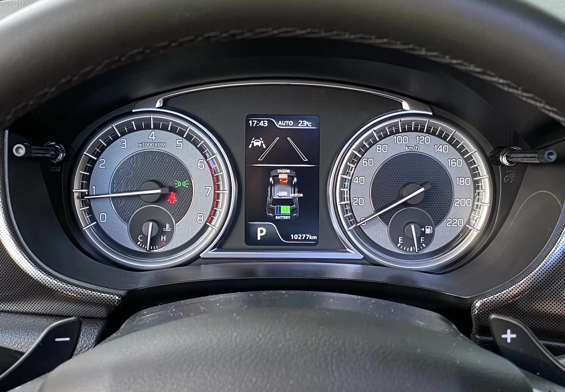 Detailný záber prístrojovej dosky vozidla Suzuki Vitara 2018 z pohľadu vodiča. Obraz obsahuje dva analógové ciferníky vrátane otáčkomera (do 7000 ot./min) s malým ukazovateľom paliva a rýchlomeru (do 260 km/h) s malým ukazovateľom teploty motora. Stredový digitálny displej zobrazuje režim Park, indikátory parkovacej asistencie, teplotu okolia (20°C), čas (17:43) a stav počítadla kilometrov (162776 km). Označenie pádla radenia naznačuje automatickú alebo poloautomatickú prevodovku.