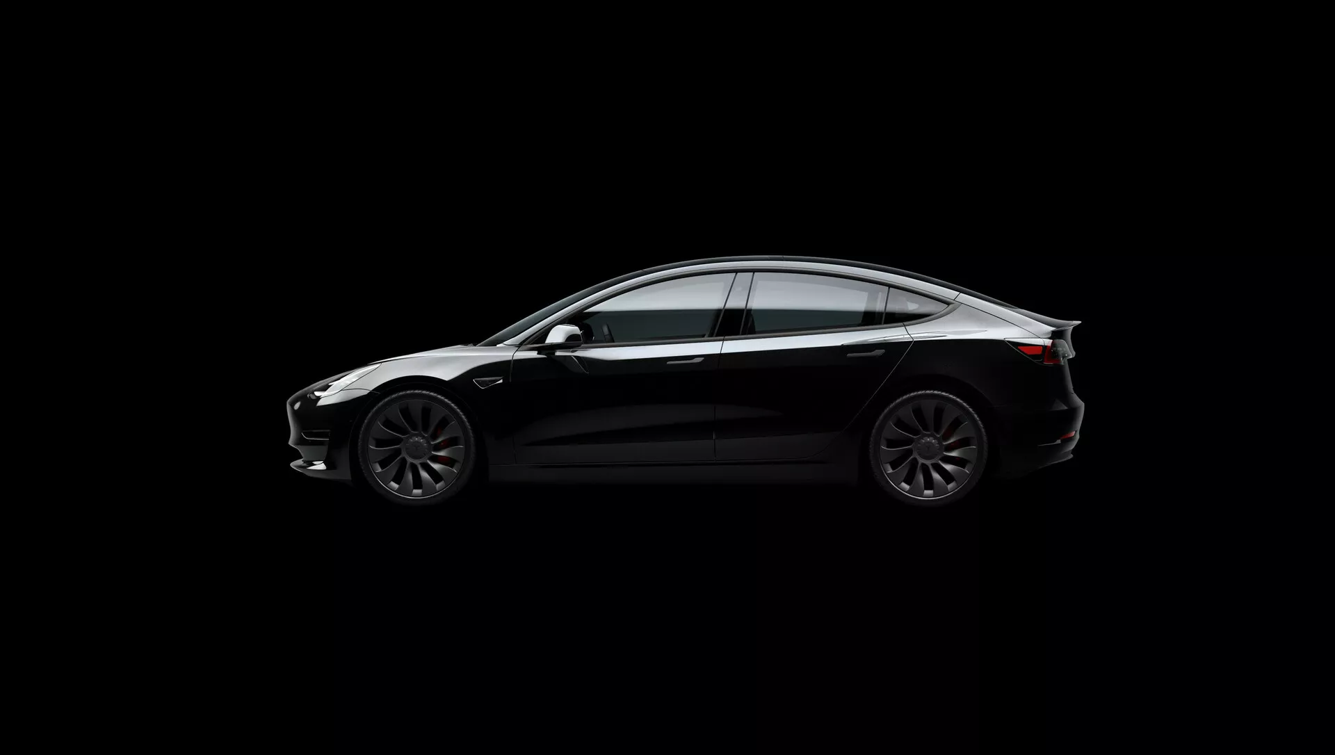 Bočný profil sedanu Tesla Model 3 2019 (prvá generácia) s elegantnou aerodynamickou siluetou na čiernom pozadí, zobrazujúci tónované okná s neprerušeným skleneným vzhľadom, zarovnanou prednou kľučkou dverí, päťlúčovými zliatinovými kolesami a charakteristickou líniou po strane.