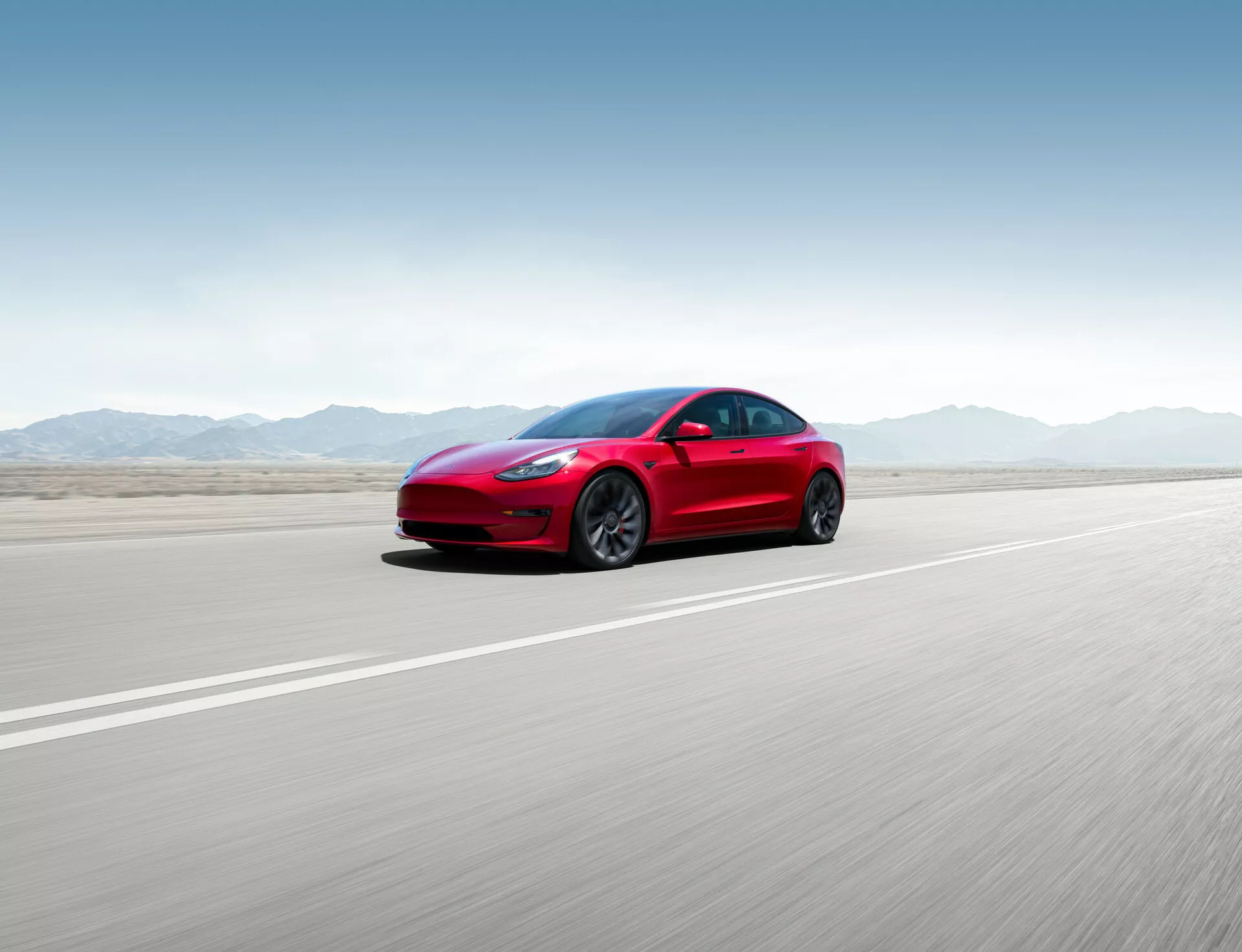 Tesla Model 3 z roku 2019, 1. generácia, elegantný elektrický sedan s moderným dizajnom, pokročilými schopnosťami autopilota a efektívnym dlhým dojazdom batérie.