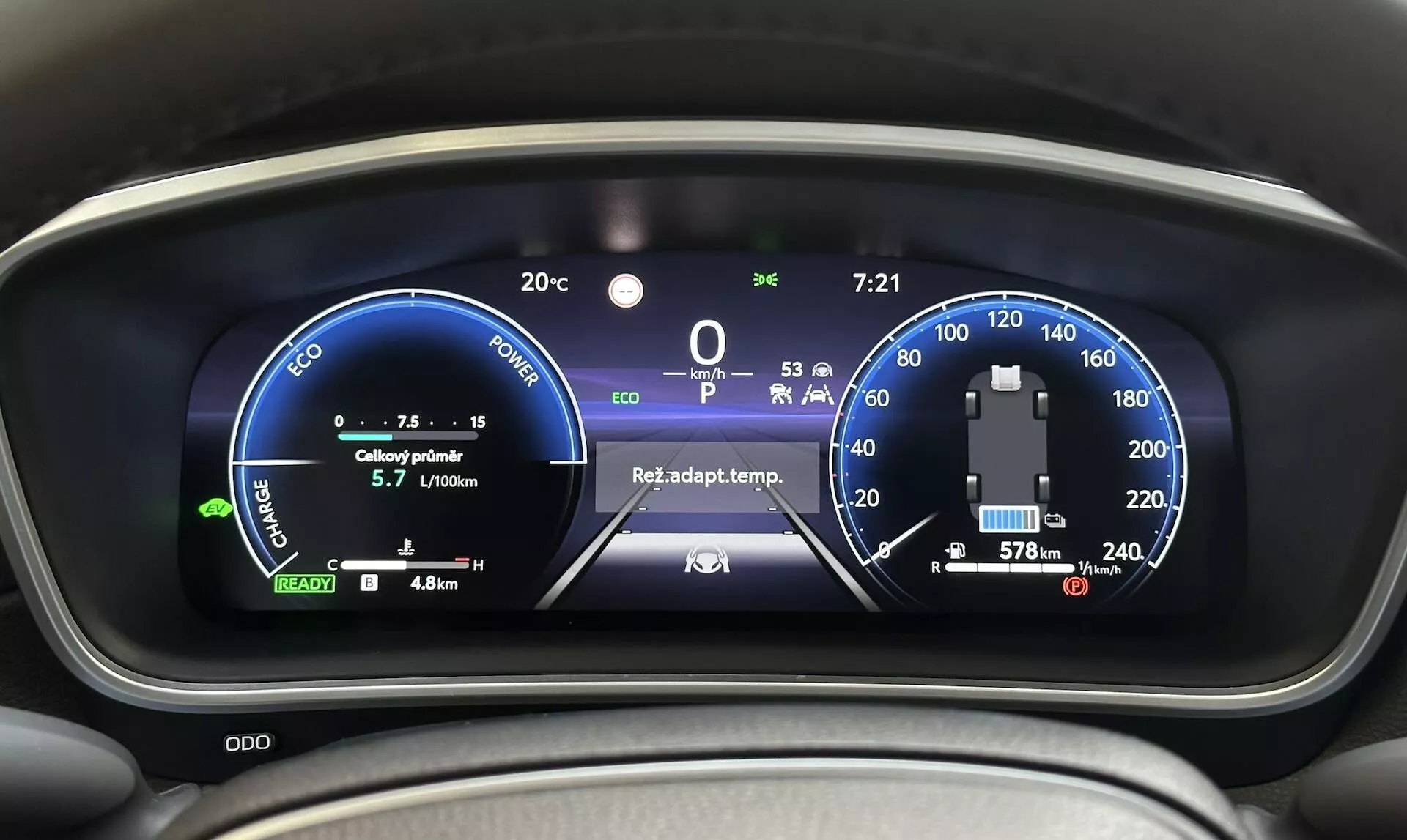 Detailný pohľad na digitálny prístrojový panel Toyota Corolla Cross 2022 zobrazujúci hybridný rýchlostomer, meradlo využitia energie a pokročilé funkcie vozidla z pohľadu vodiča