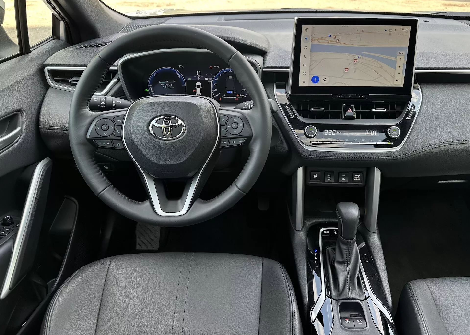 Interiér Toyota Corolla Cross 2022 z pohľadu vodiča zobrazujúci volant, prístrojový panel, stredovú konzolu a sedadlo spolujazdca