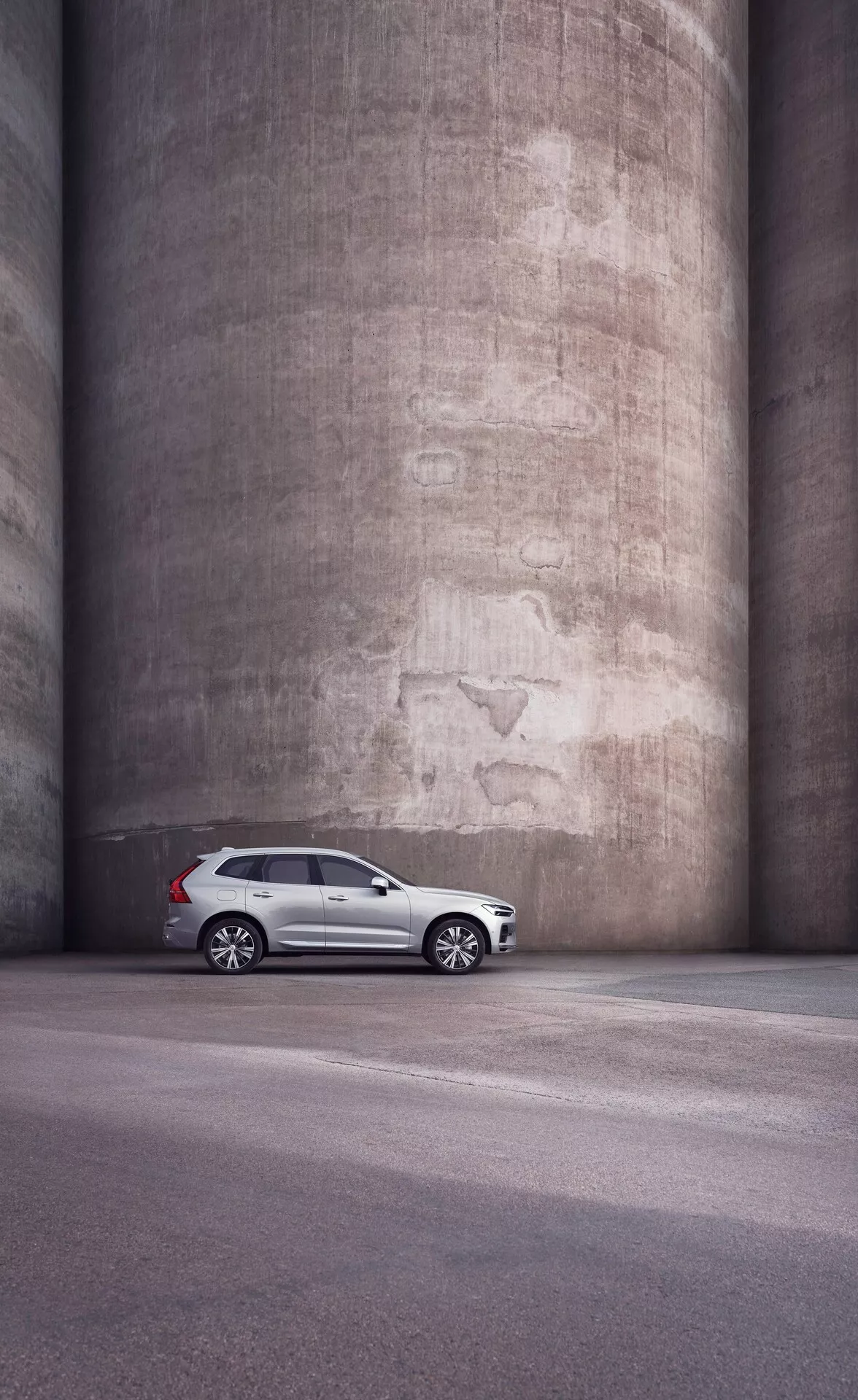 Volvo XC60 2021 druhej generácie facelift, s elegantným škandinávskym dizajnom, pokročilou bezpečnostnou technológiou a luxusným interiérom