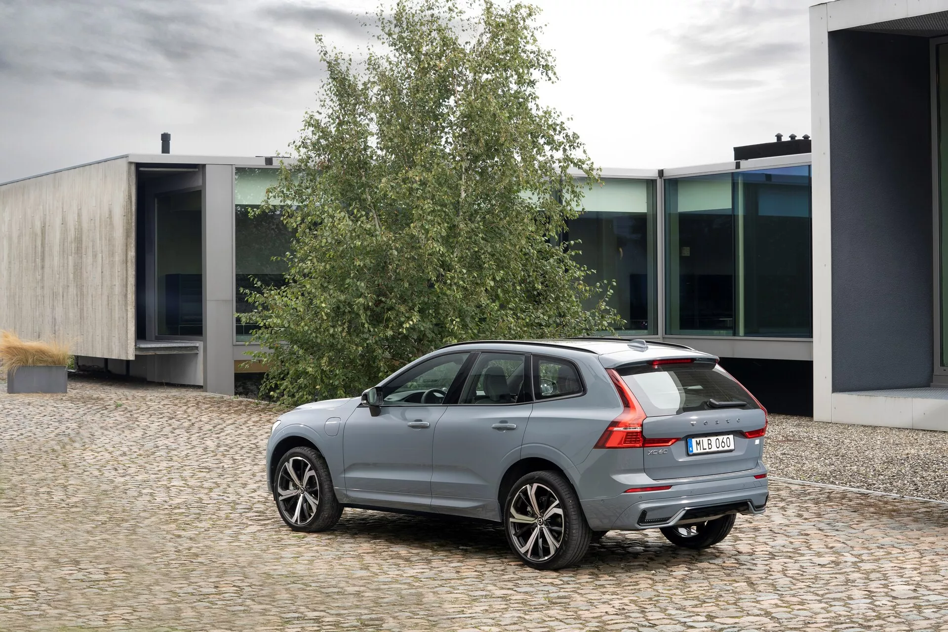 Luxusné stredne veľké SUV Volvo XC60 2021 (2. generácia facelift) s elegantným dizajnom, pokročilými bezpečnostnými prvkami a modernou technológiou