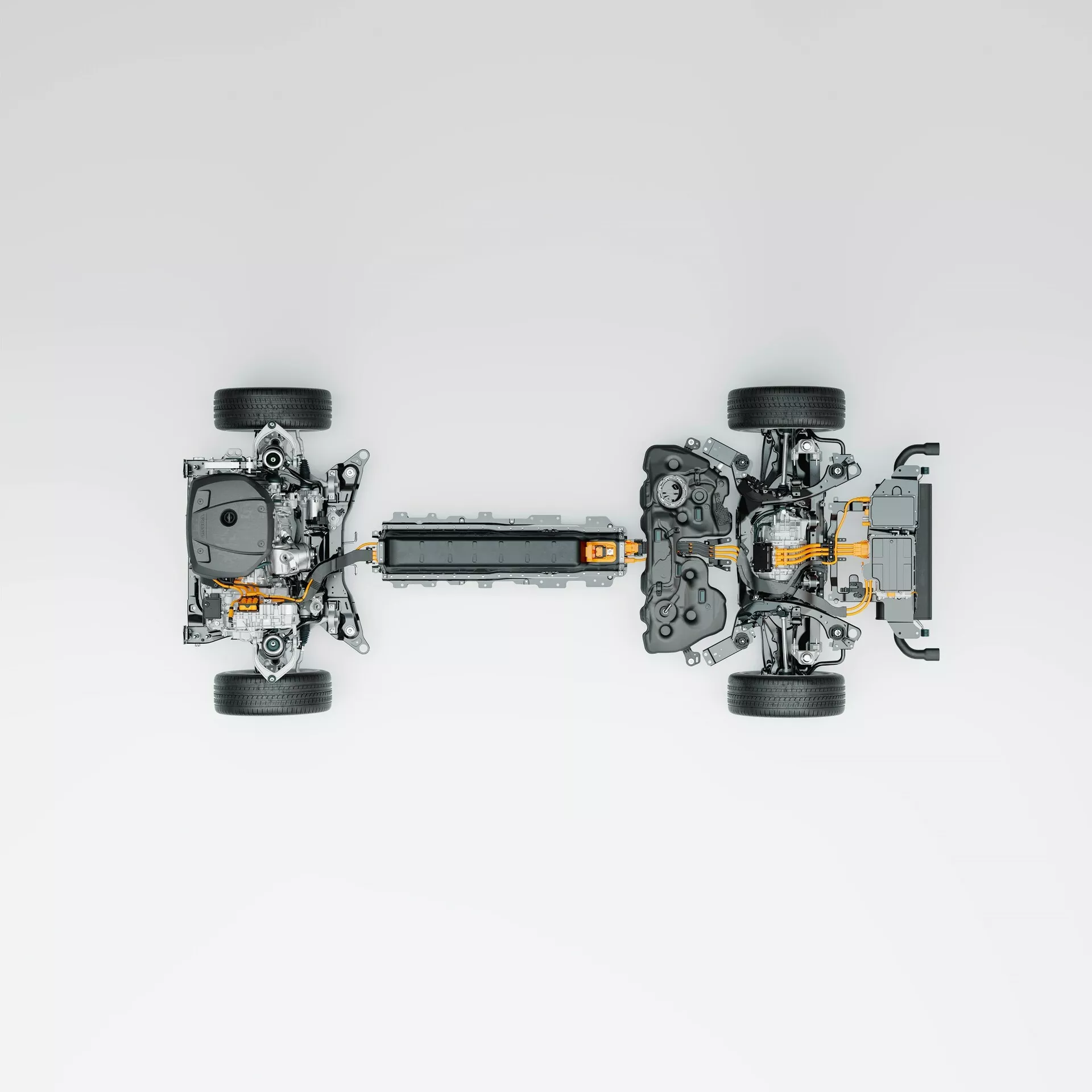 Pohľad zhora na rozobraté šasi elektrického vozidla (EV), so zameraním na kľúčové technologické prvky vrátane štyroch oddelených kolies so zavesením, centrálnej vysokonapäťovej batérie, elektrických motorov a komponentov pohonného systému na oboch koncoch a viditeľných oranžových vysokonapäťových káblov. Rozloženie naznačuje systém pohonu všetkých kolies, s neutrálnym pozadím, ktoré čisto a ilustračne zdôrazňuje komponenty.