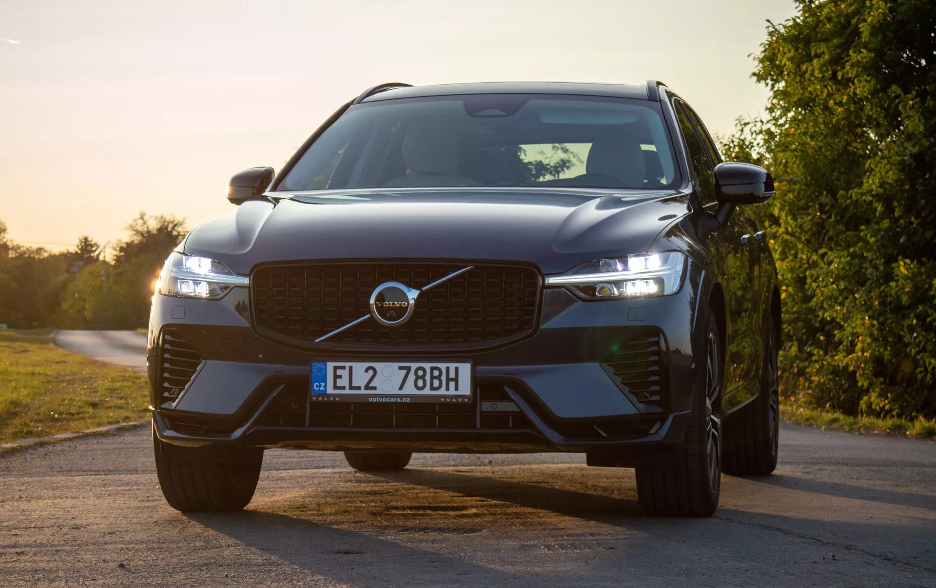 SUV Volvo XC60 Recharge plug-in hybrid z roku 2021, pohľad z predného uhla zdôrazňujúci mriežku, LED svetlomety s dizajnom Thorovo kladivo a pokročilé bezpečnostné senzory