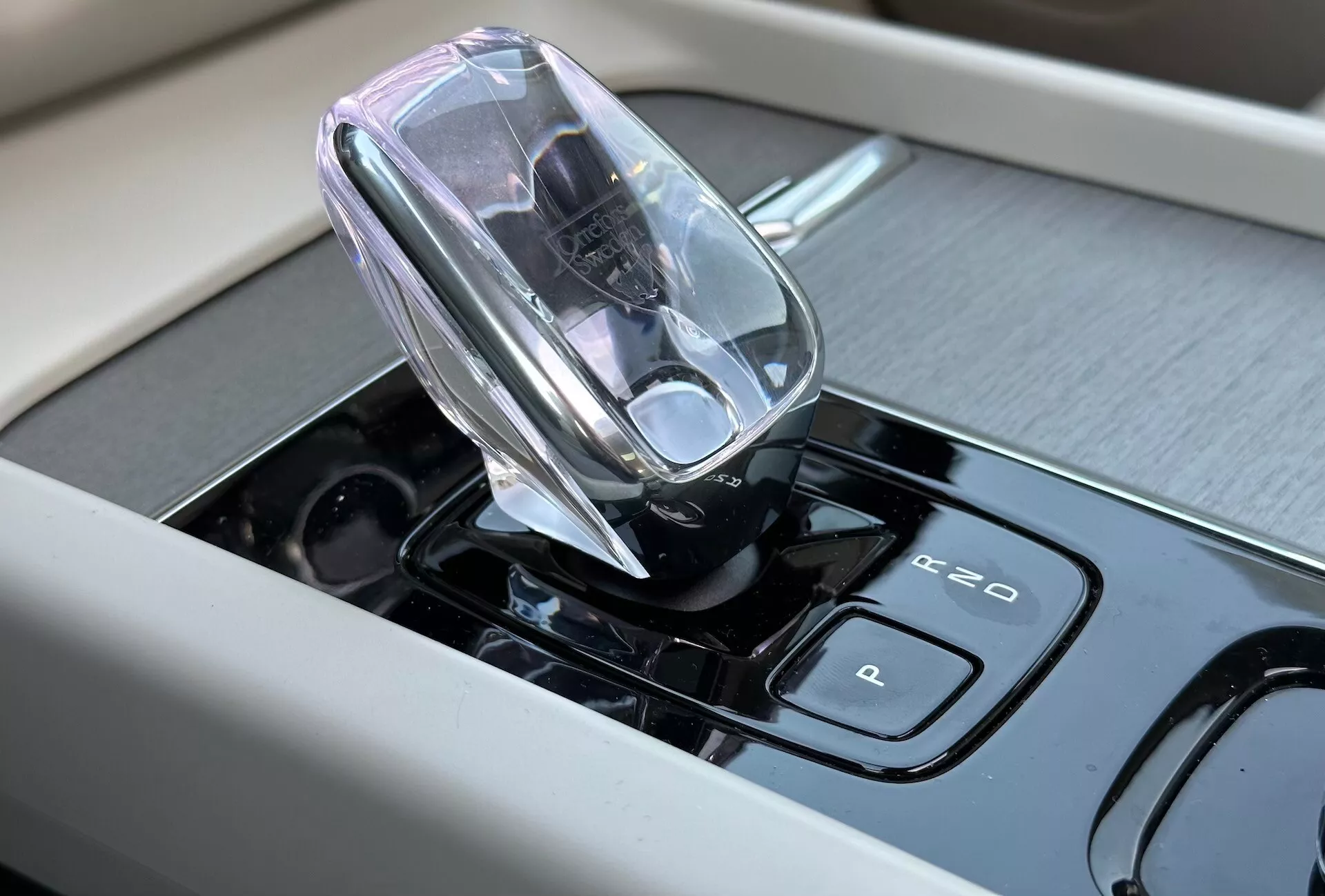 Detailný pohľad na interiér Volvo XC60 Recharge Plug-in Hybrid 2021 so zameraním na high-tech elektronickú radicu páku a dotykové ovládacie prvky