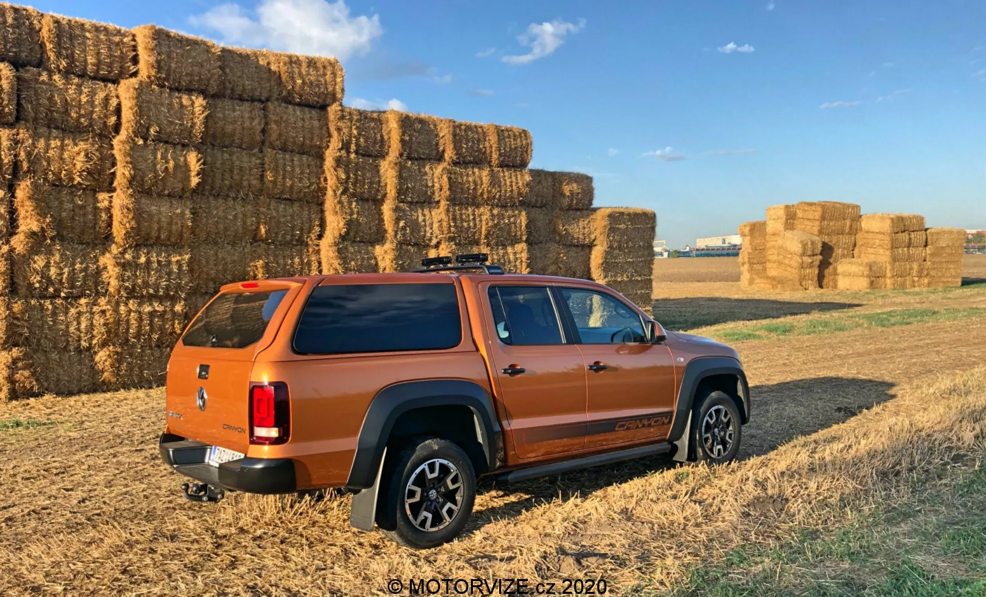 Volkswagen Amarok 2016 - elegantný čierny pickup s robustným dizajnom, nosnosťou a pokročilými funkciami pre profesionálne použitie