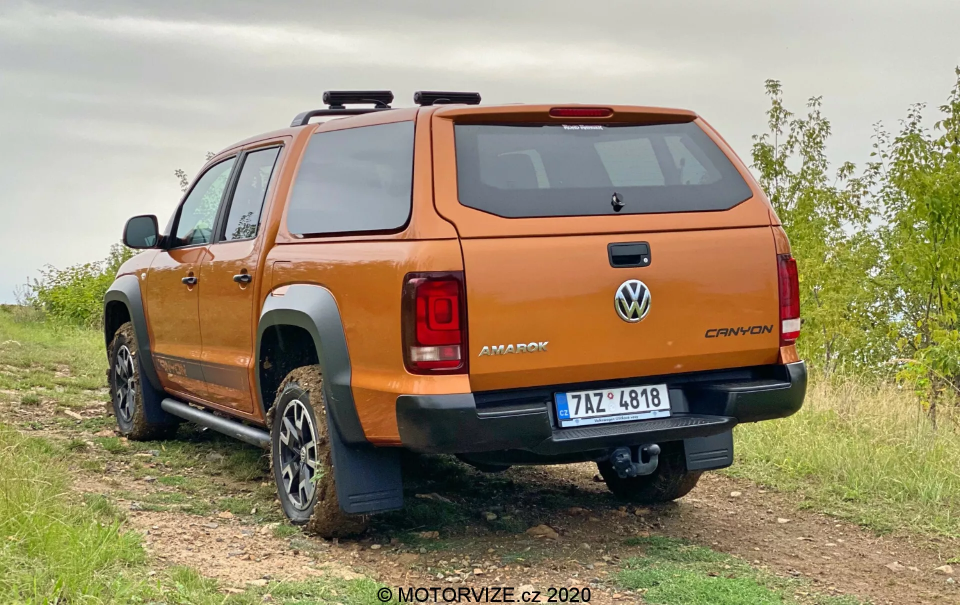 Predný pohľad na VW-Nutzfahrzeuge Amarok 2016 s robustným dizajnom, elegantnou chrómovou mriežkou, modernými LED svetlami a odolnými terénnymi pneumatikami