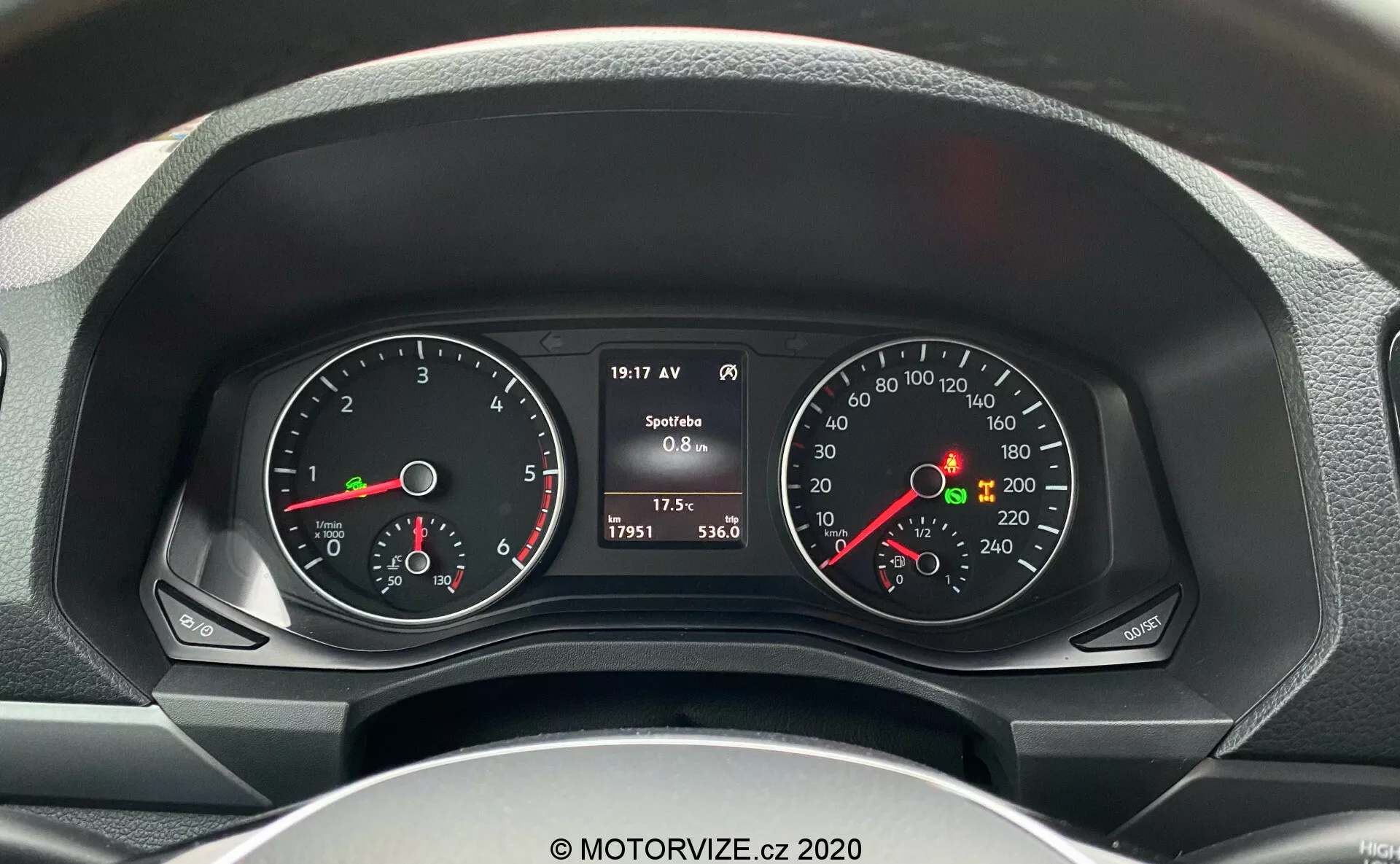 Detailný pohľad na prístrojovú dosku vodiča vo vozidle VW-Nutzfahrzeuge Amarok 2016 z pohľadu vodiča, ukazujúci otáčkomer a rýchlomer s digitálnymi a analógovými displejmi, zobrazujúcimi otáčky motora, rýchlosť, hladinu paliva, teplotu motora a údaje o vozidle vrátane aktuálnej rýchlosti, počítadla kilometrov, vonkajšej teploty a spotreby paliva.