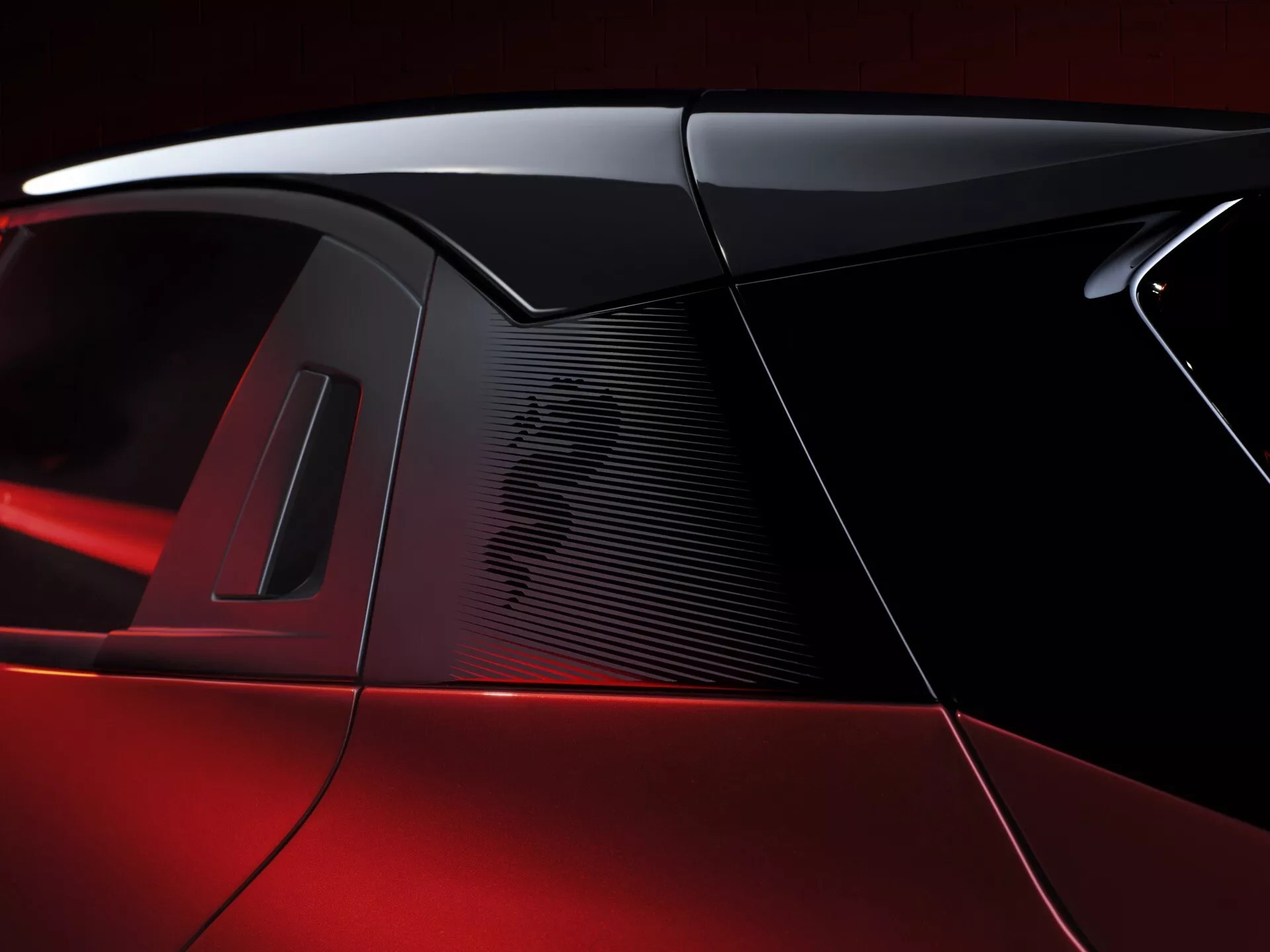 Detailný pohľad na C-stĺpik Alfa Romeo Junior 2024 s perleťovo červenou povrchovou úpravou, elegantným dizajnom zadného okna, vysoko výkonným vzduchovým vstupom a potenciálnym panoramatickým strešným oknom, ktorý zdôrazňuje luxusné a športové dizajnové prvky.