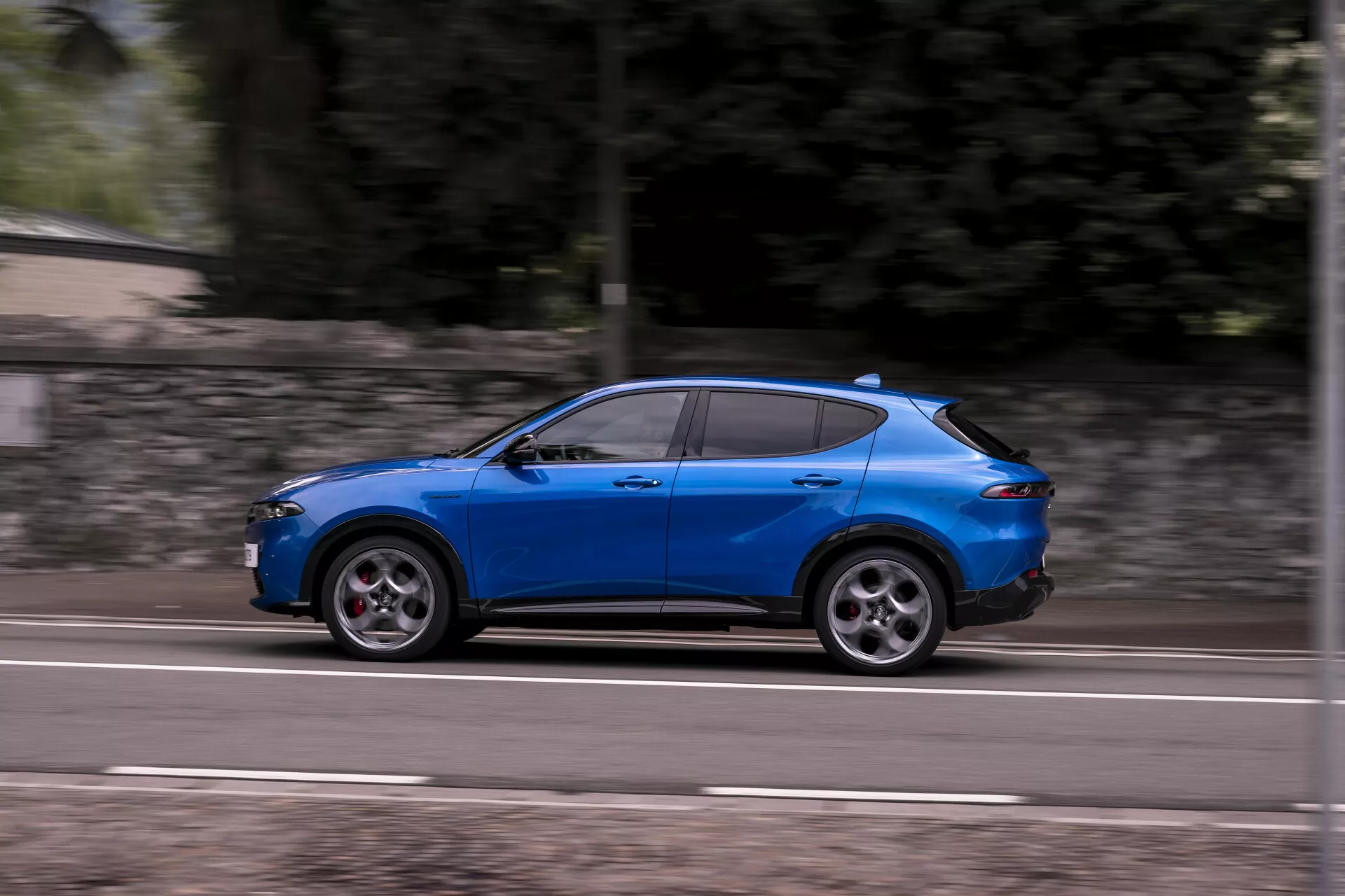 Alfa Romeo Tonale model 2022 965 predvádzajúci elegantný dizajn a pokročilé funkcie
