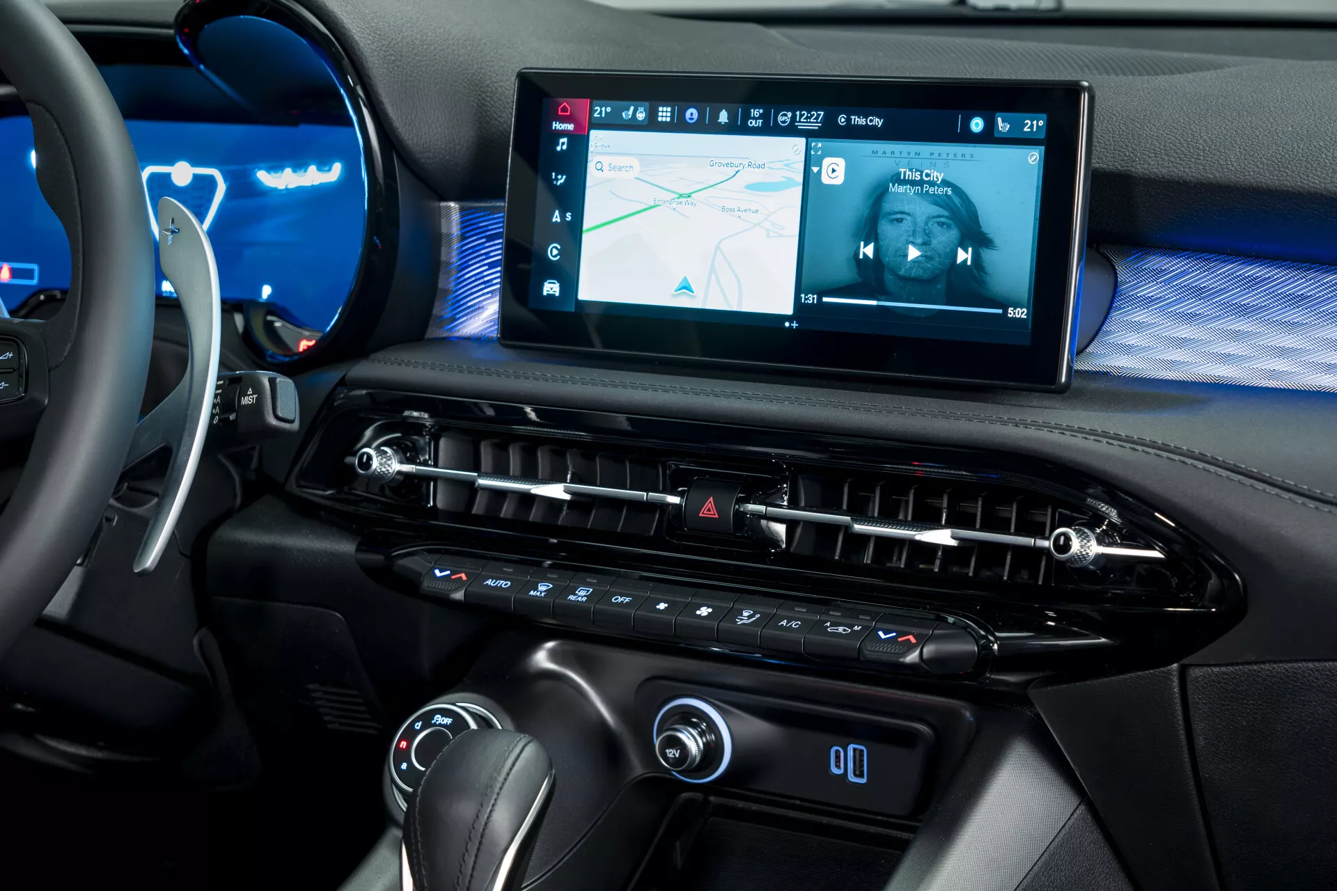 Detailný pohľad na interiér Alfa Romeo Tonale 2022 (965) z perspektívy predného spolujazdca, zobrazujúci palubnú dosku s veľkým dotykovým informačným systémom, predĺženou vzduchovou mriežkou a modernými ovládačmi klímy.