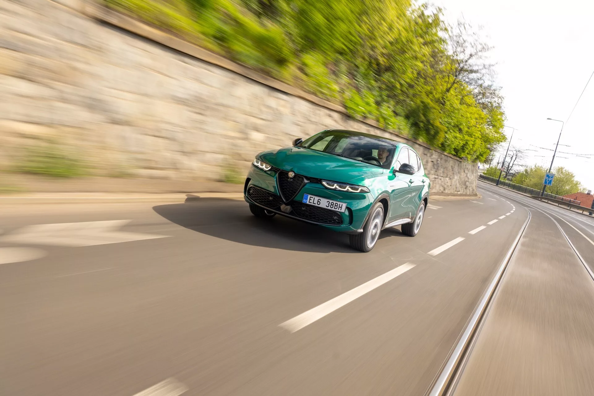 Elegantný Alfa-Romeo Tonale 2022 v dynamickej póze zdôrazňujúci jeho hladký dizajn a pokročilé funkcie