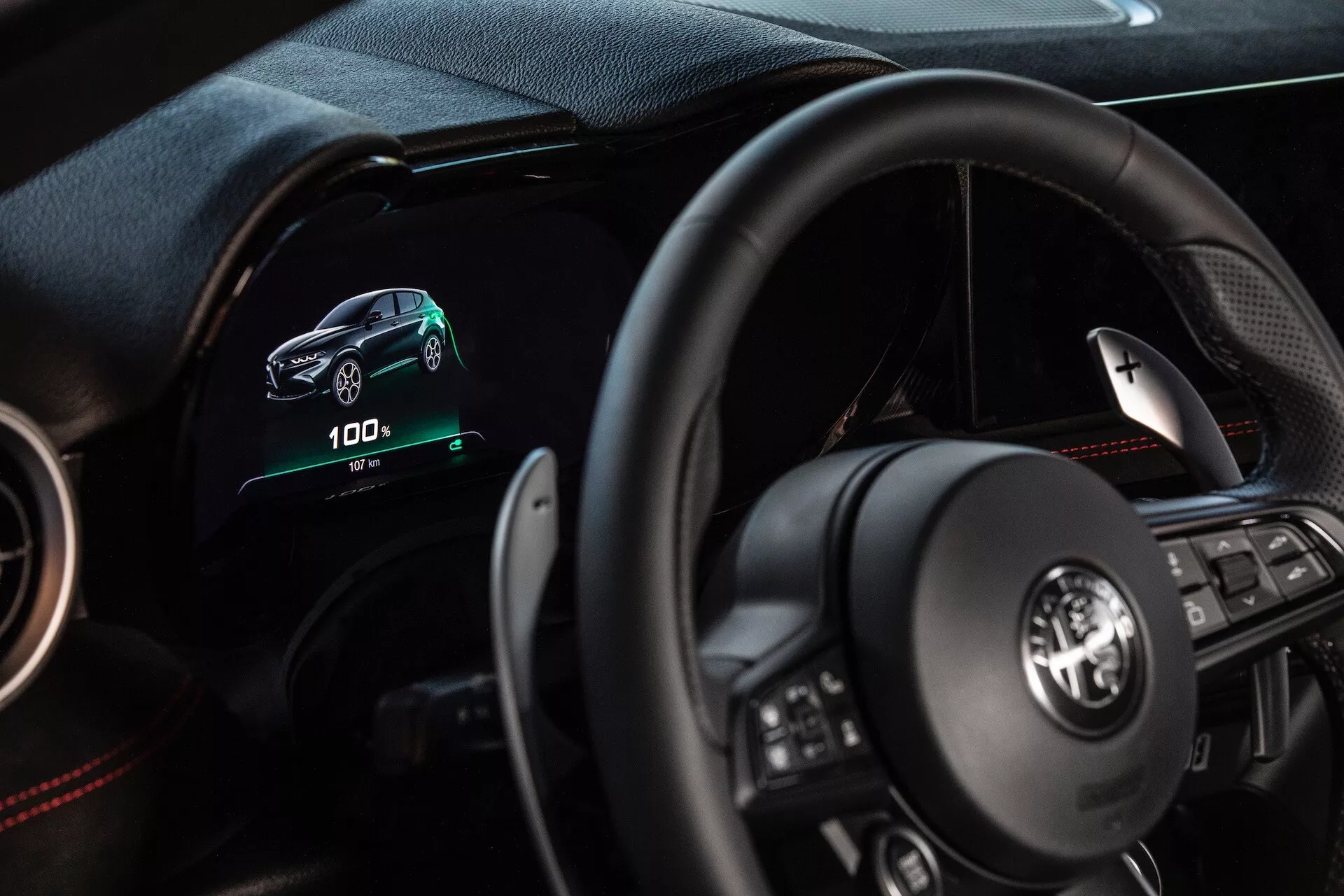 Interiér Alfa Romeo Tonale 2022 z pohľadu vodiča s digitálnym palubným počítačom, multifunkčným volantom a indikátormi elektrického vozidla