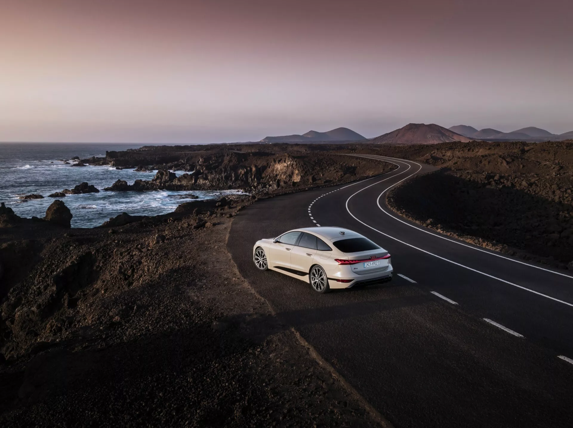 Audi A6 e-tron 2024 (GH) - Elegantný a inovatívny elektrický sedan s moderným dizajnom, pokročilou aerodynamikou, robustným výkonom batérie, najmodernejšou vnútornou technológiou a luxusným komfortom pre zvýšený jazdný zážitok.