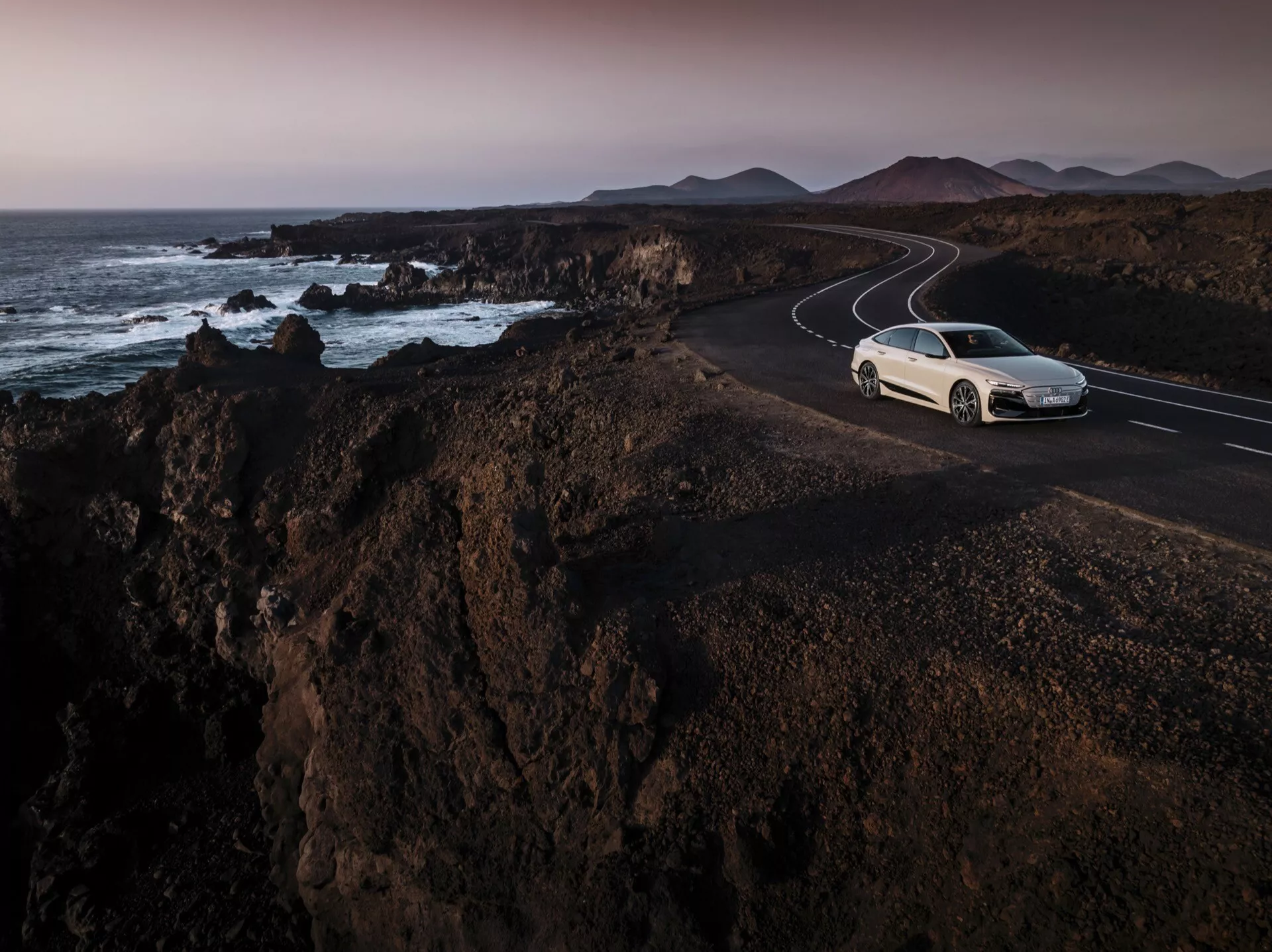Audi A6 e-tron 2024 - Elegantný elektrický sedan s pokročilou aerodynamikou, špičkovou technológiou a futuristickým dizajnom. Vyobrazený v metalíze glacier white s charakteristickými LED svetlometmi a aerodynamickým tvarom.