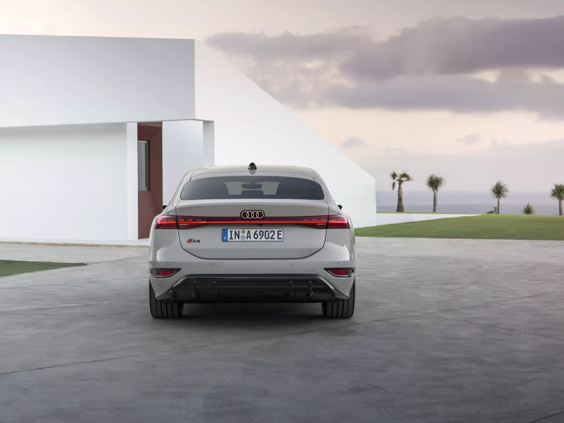 Model Audi A6 e-Tron 2024 GH s elegantným dizajnom, pokročilým elektrickým pohonom, LED prednými svetlami, aerodynamickou karosériou, luxusným interiérom, moderným infotainment systémom a najnovšími technológiami.