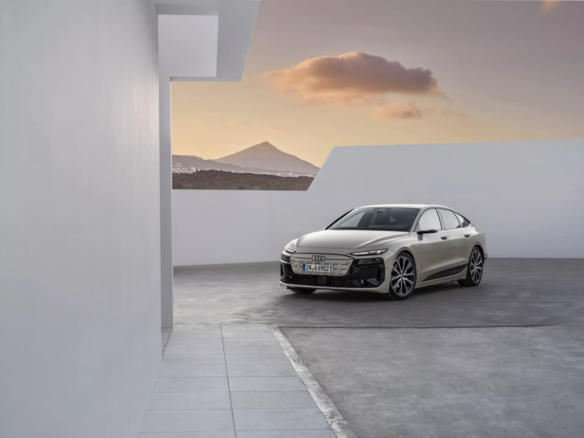 Audi A6 e-Tron 2024 má ohromujúci aerodynamický dizajn s elegantnými líniami, pokročilou EV technológiou, LED osvetlením a moderným, luxusným interiérom.