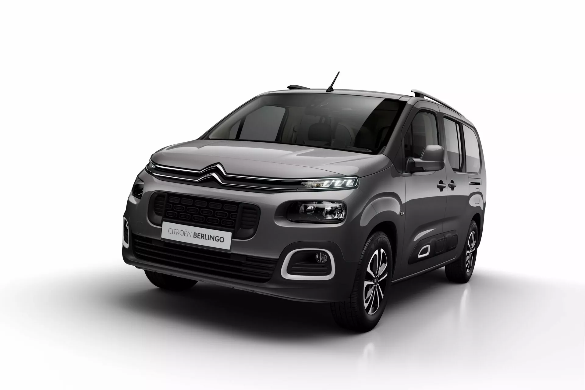 Štúdiový záber Citroënu Berlingo 2021 zobrazujúci predný a bočný profil s výraznou mriežkou, LED svetlometmi, hmlovými svetlami, štýlovým nárazníkom, zliatinovými kolesami a kovovým telom zvýrazňujúcim dizajnové a technologické prvky