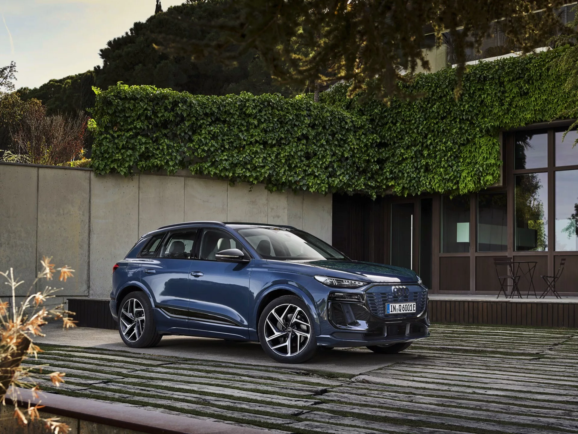 Audi Q6 e-tron 2024 GF elektrické SUV s elegantným dizajnom, pokročilou technológiou a luxusným pohodlím na malebnej ceste