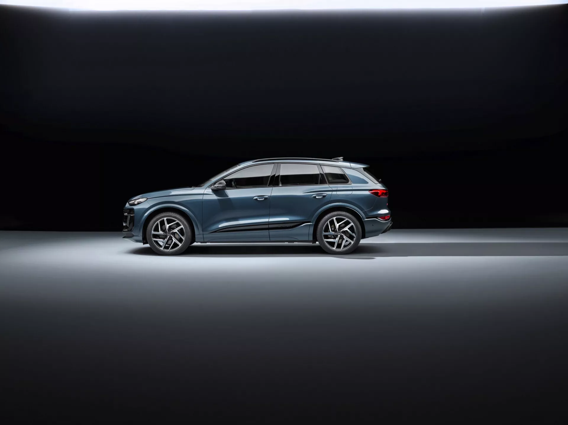 Audi Q6 e-tron 2024 - S elegantným dizajnom, pokročilou elektrickou technológiou, inovatívnym interiérom a vysokým výkonom.