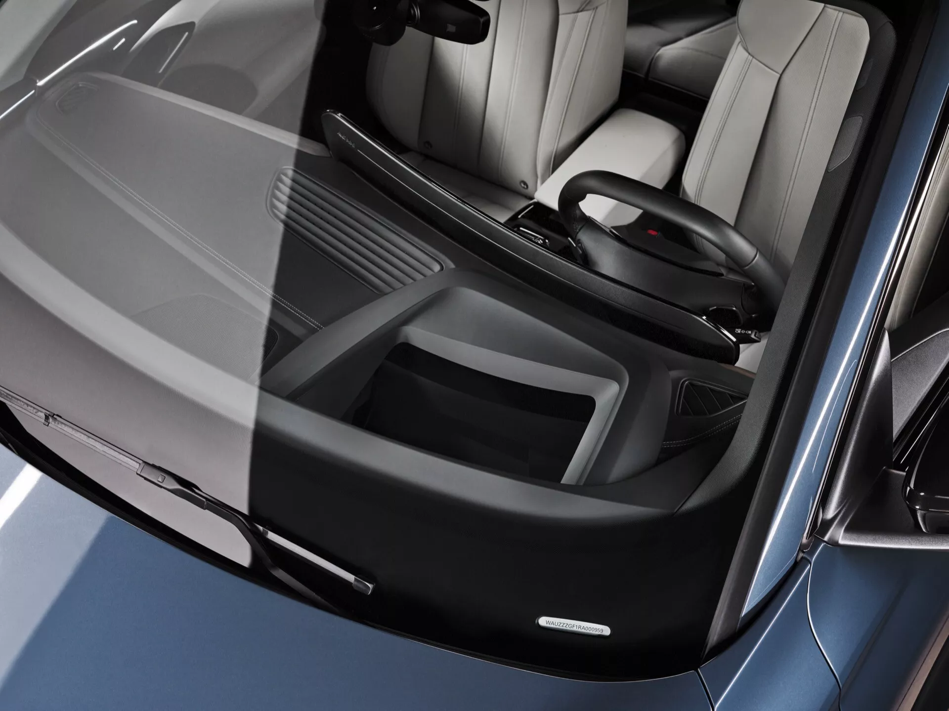 Bočný pohľad na elegantný a futuristický Audi Q6 e-tron 2024, ktorý ukazuje jeho elegantné dizajnové línie, aerodynamický profil a špičkovú elektrickú technológiu.