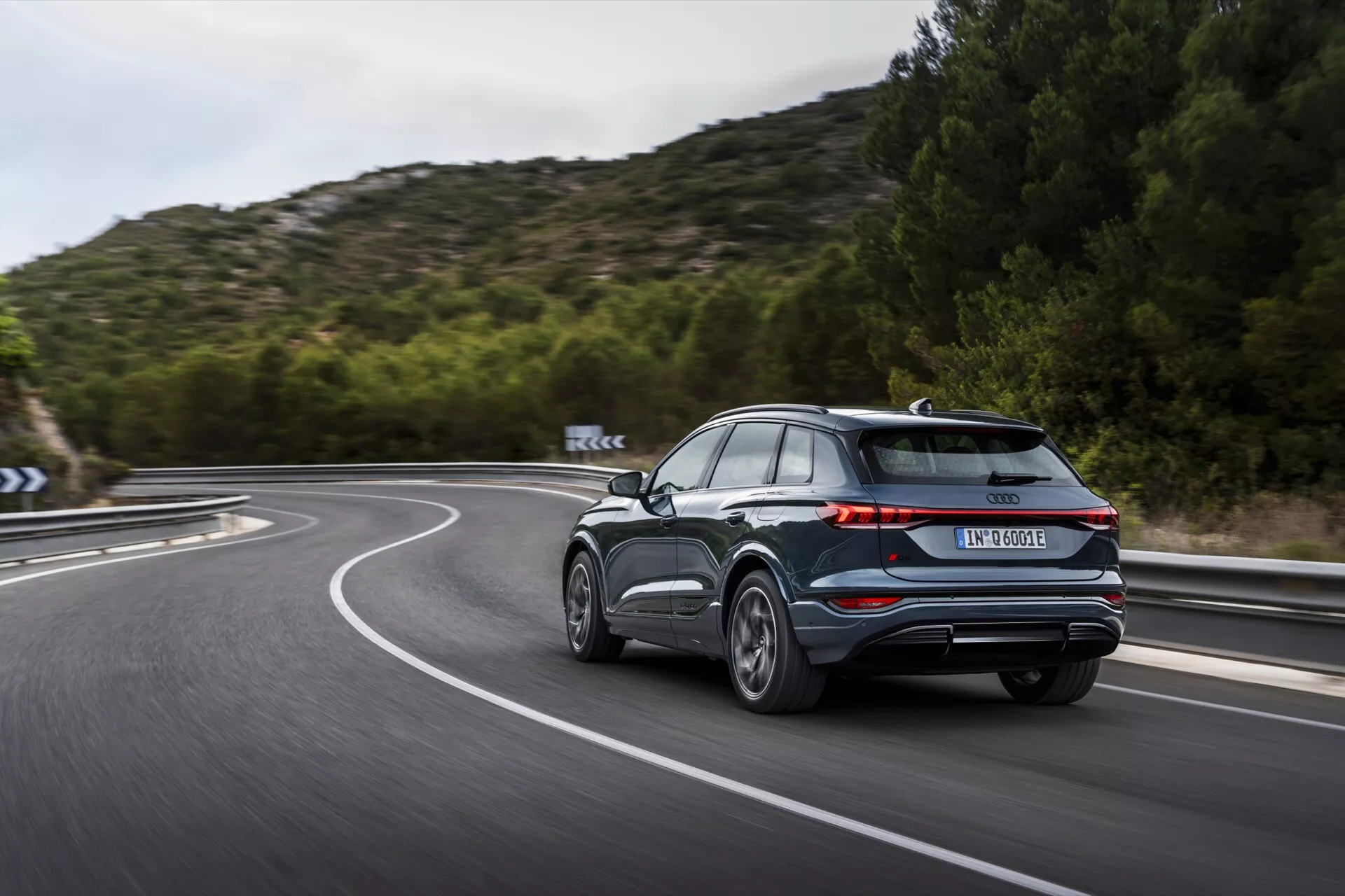 Audi Q6 e-tron 2024 je špičkové, úplne elektrické SUV, ktoré sa môže pochváliť pokročilými technologickými funkciami, elegantným dizajnom a priestranným, luxusným interiérom. Tento model predstavuje budúcnosť ekologického riadenia so silným elektrickým motorom, rýchlym nabíjaním a rozsiahlym dojazdom. Moderný exteriér so signatúrnymi LED svetlami Audi a aerodynamickými líniami podčiarkuje angažovanosť vozidla k trvalej udržaťnosti a inováciám.